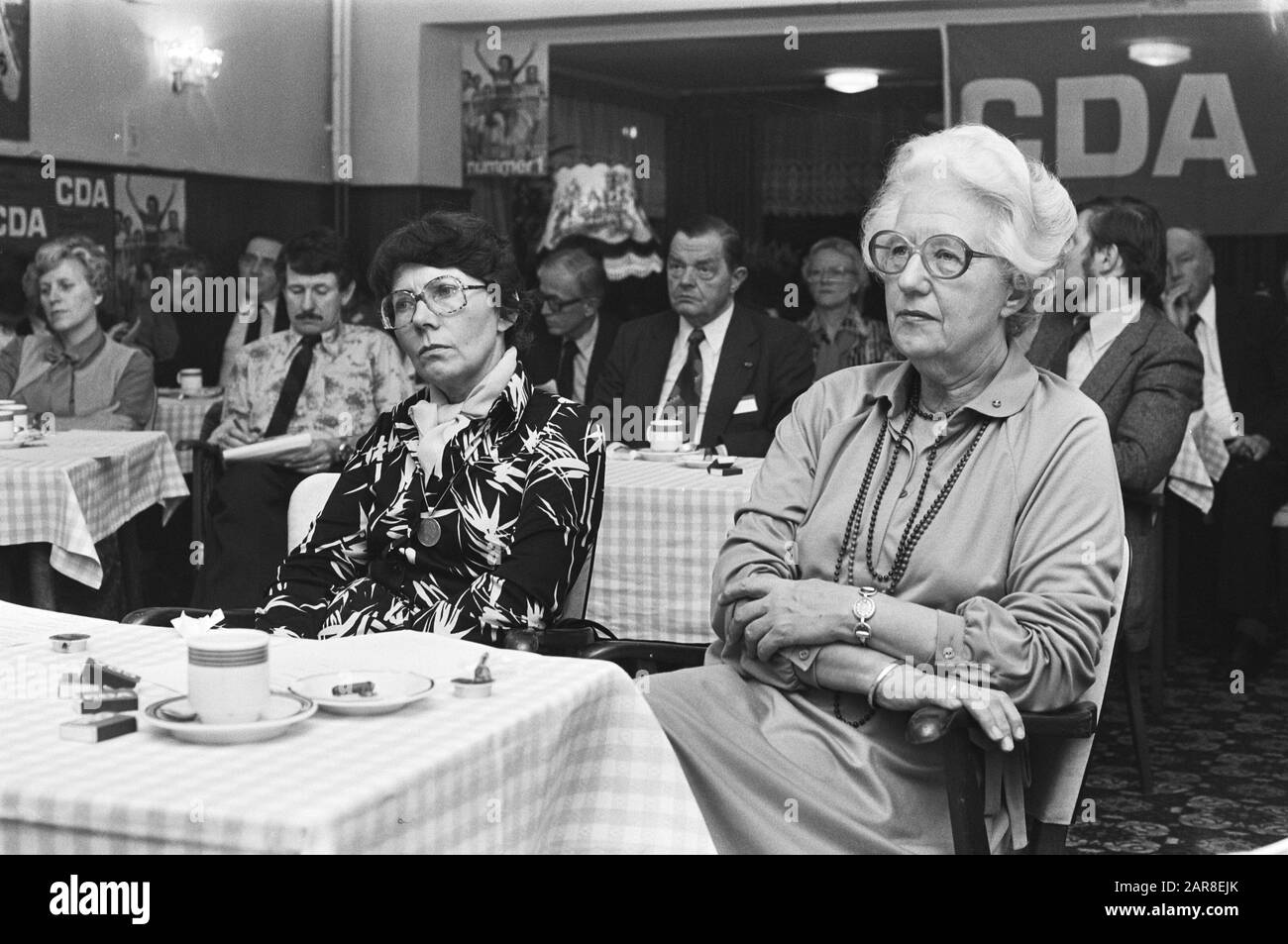 Sonderversammlung CDA in Scheveningen mit niederländischen und skandinavischen Christdemokraten. Einer der Heuvel? Und Bert Haars (rechts) Anmerkung: Dahinter der ehemalige Minister Beernink Datum: 24. Oktober 1978 Ort: Scheveningen, Zuid-Holland Schlüsselwörter: Meetings, politische Parteien Personenname: Haars, E.A. Name der Einrichtung: ARP Stockfoto