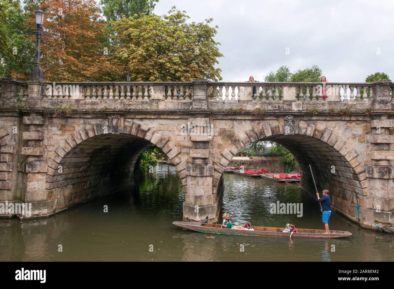 Punting auf dem Cherwell in der Nähe des Magdalen College, Oxford University, England Stockfoto