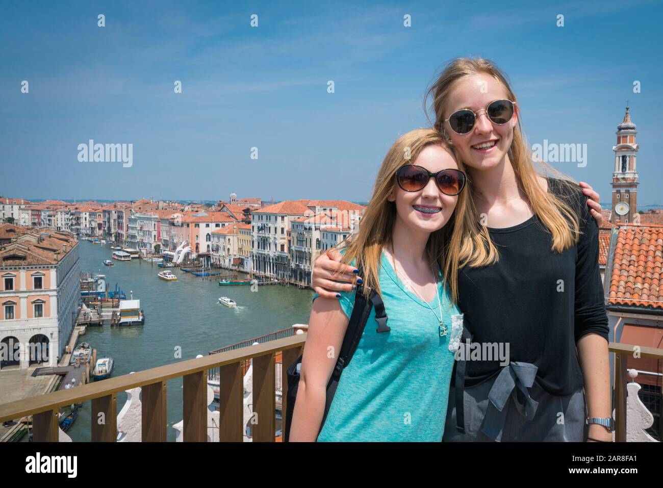 Zwei junge Mädchen umarmen sich auf einer Aussichtsplattform mit Blick auf den Canal Grande, Venedig, Italien, Europa Stockfoto