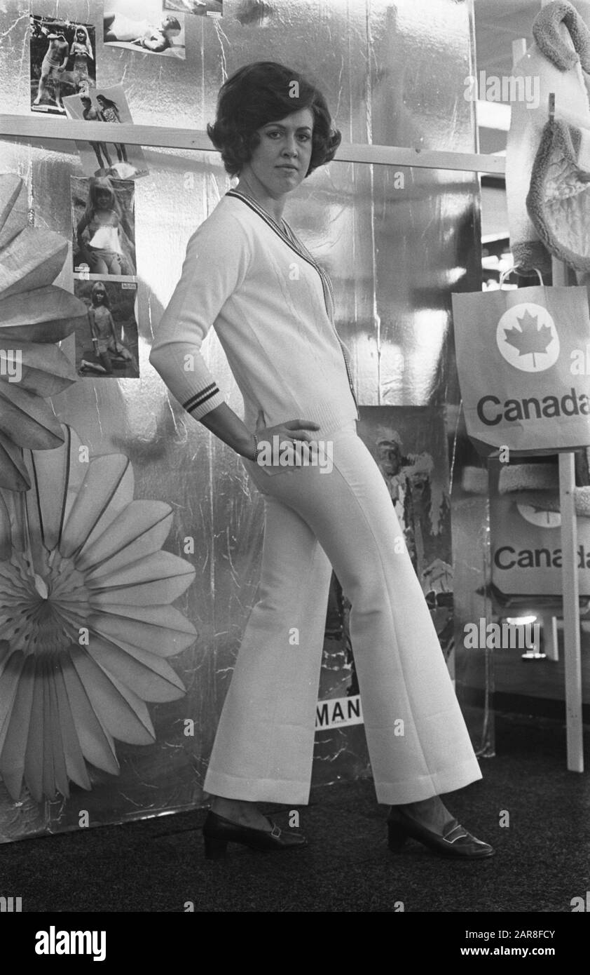 Sportmodenmesse in Marijkehal van Kon. Oh, Ned. Jaarbeurs in Utrechter: Hose und Jacke; Tennisbekleidung Datum: 15. September 1969 Ort: Utrechter Schlüsselwörter: JAARBURSEN Institutionenname: Marijkehal Stockfoto