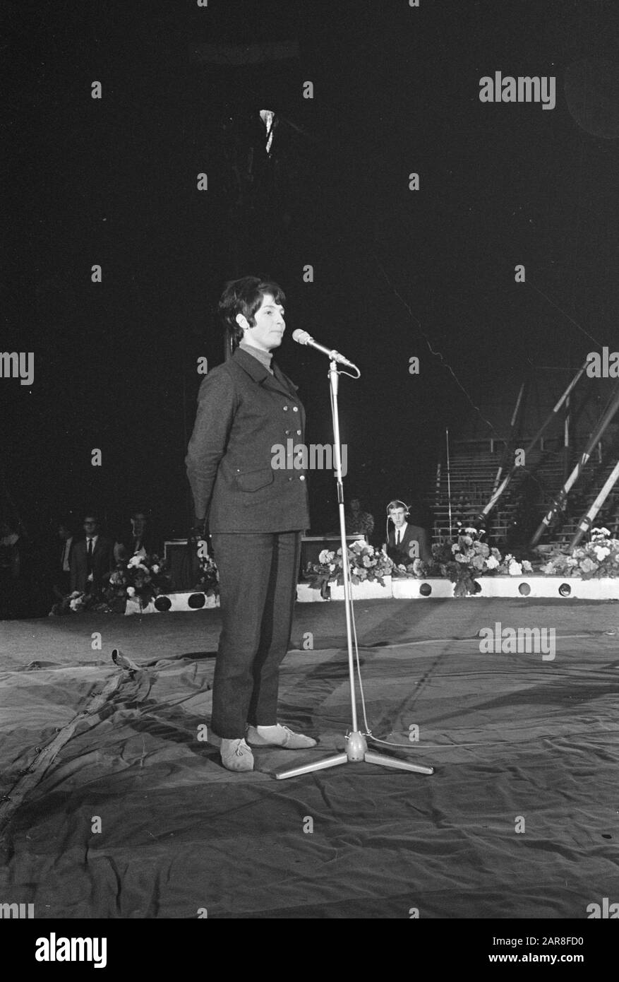 TV-Hilfsaktion für Flüchtlinge aus Tibet aus einem Zirkuszelt im Hinterhof des Palastes Soestdijk Sprecher Mies Bouwman in Aktion Datum: 24. Oktober 1966 Ort: Soestdijk, Utrechter Schlüsselwörter: AIDS, Moderatoren, Fernsehprogramme, Zelte persönlicher Name: Bouwman, Mies Stockfoto