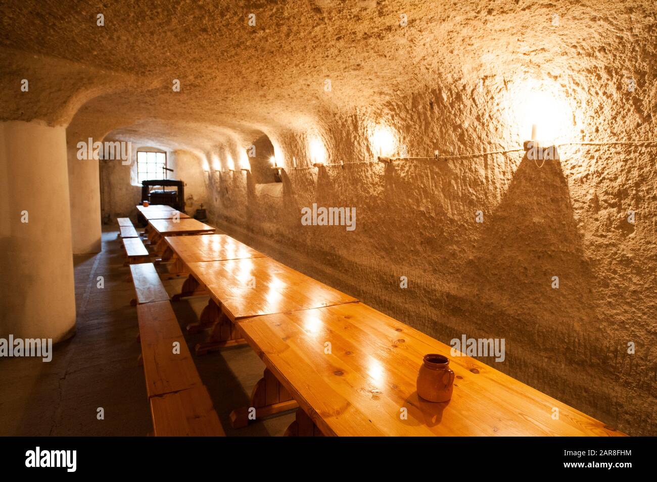 Speisesaal mit langen Tischen in der Thummerer Weinkellerei, Noszvaj Dorf, Eger, Ungarn, Osteuropa Stockfoto