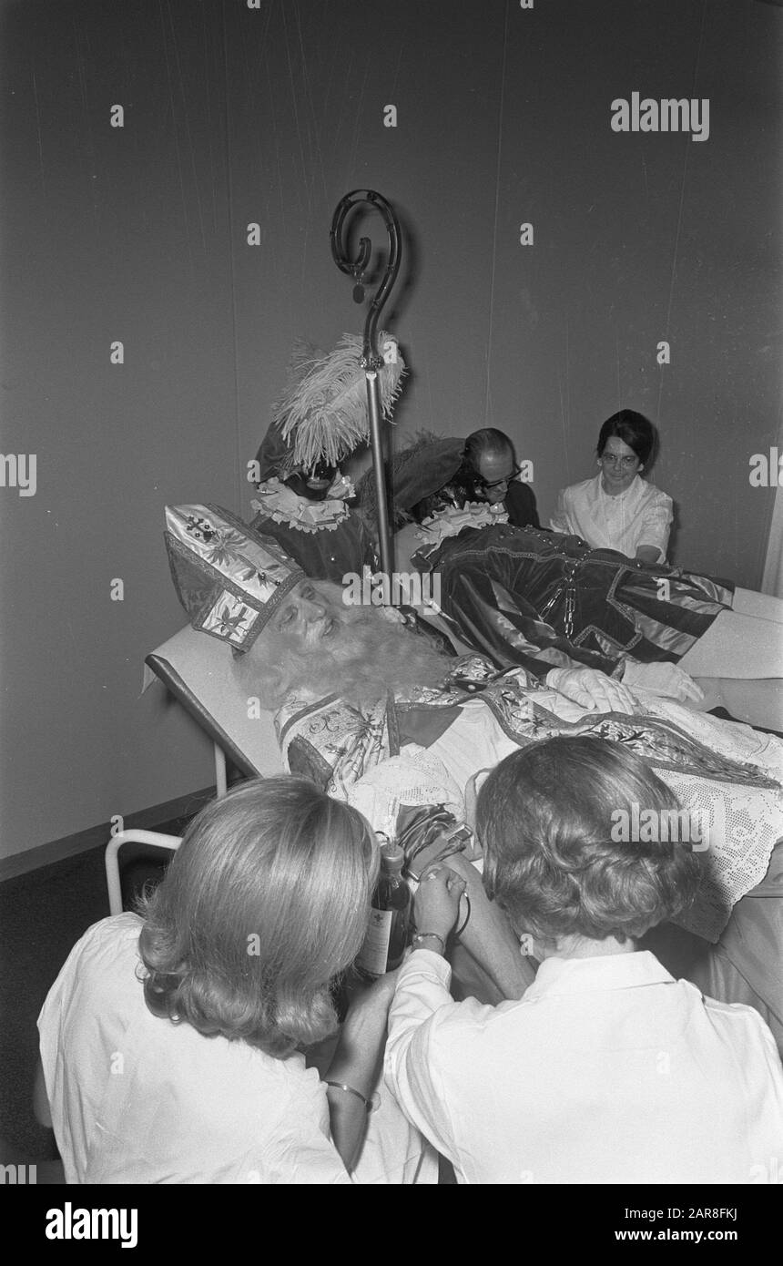 St. Nicholas und Zwarte Piet geben Blut für das Rote Kreuz im Pressesaal von Schiphol Datum: 6. Dezember 1968 Ort: Noord-Holland, Schiphol persönlicher Name: Sinterklaas Stockfoto