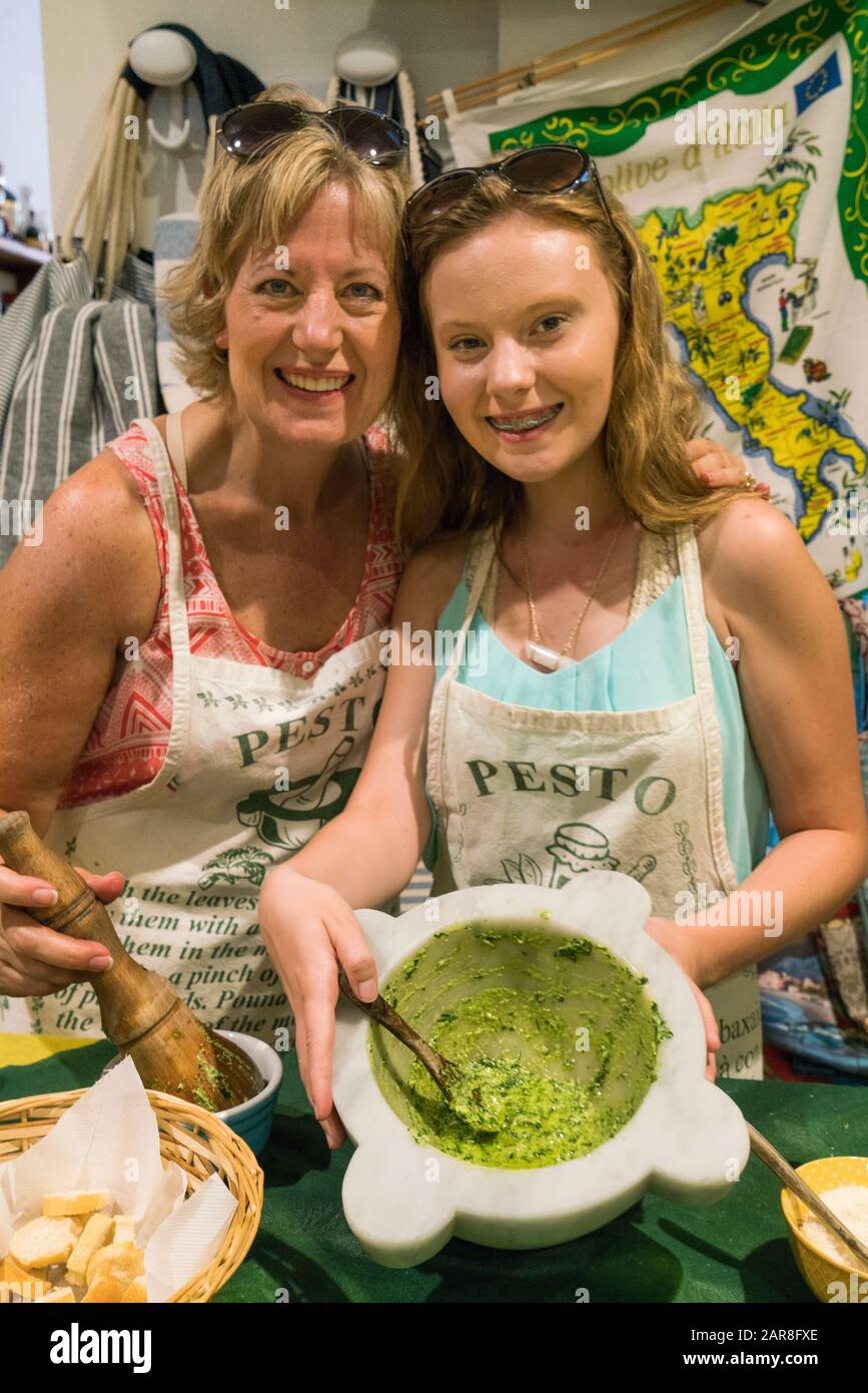 Mutter und Tochter freuten sich über ihre Bemühungen, selbstgemachte Pesto in einer Kochklasse zu machen, in der sie erfunden wurde, Ligurische Riviera, Levanto, Europa Stockfoto