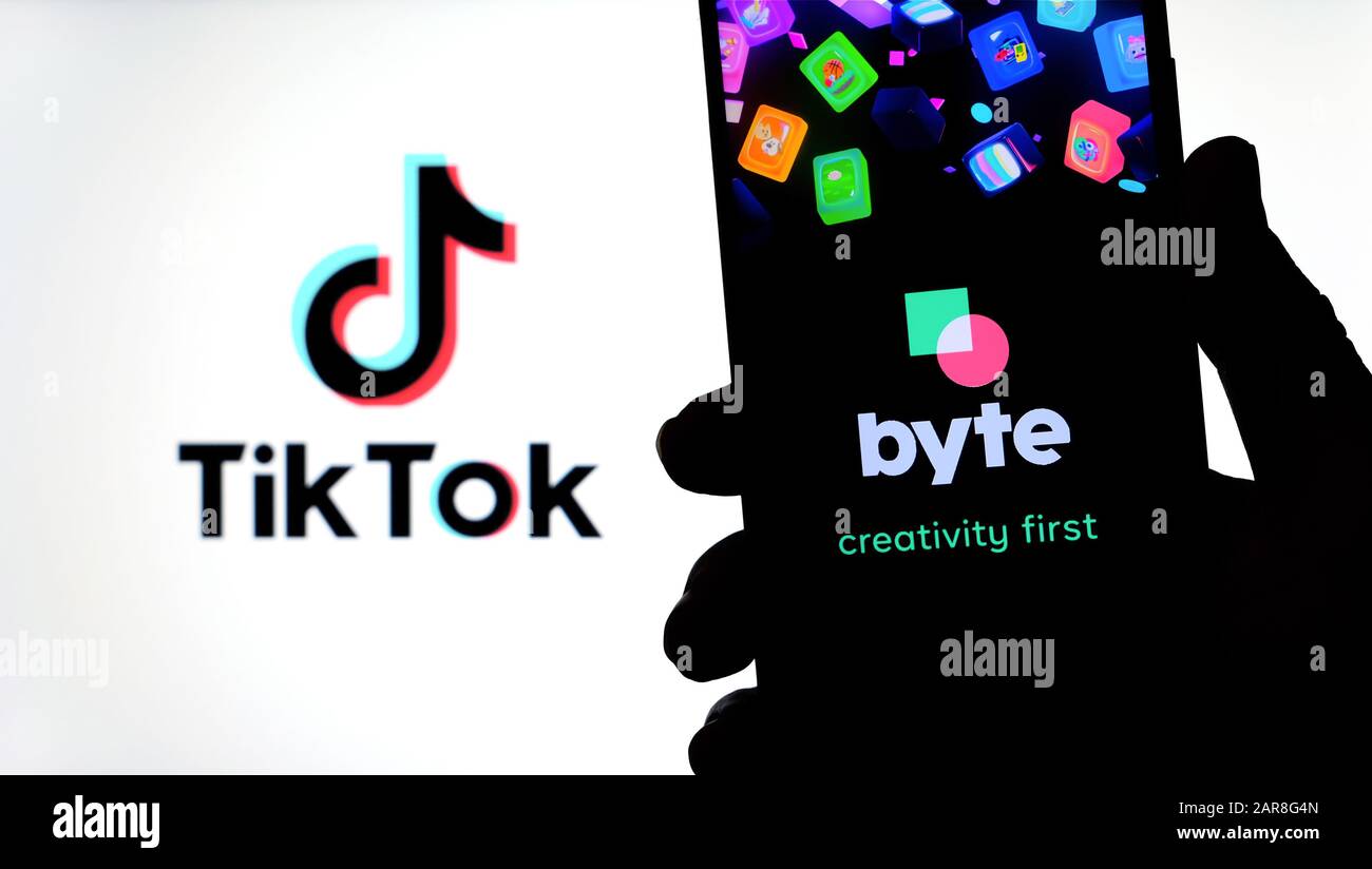 Byte-App auf der Silhouette des Smartphones und des TikTok Logos auf einem verschwommenen Hintergrundbildschirm. Byte ist die Fortsetzung der Vine App. Echtes Foto, keine Montage. Stockfoto