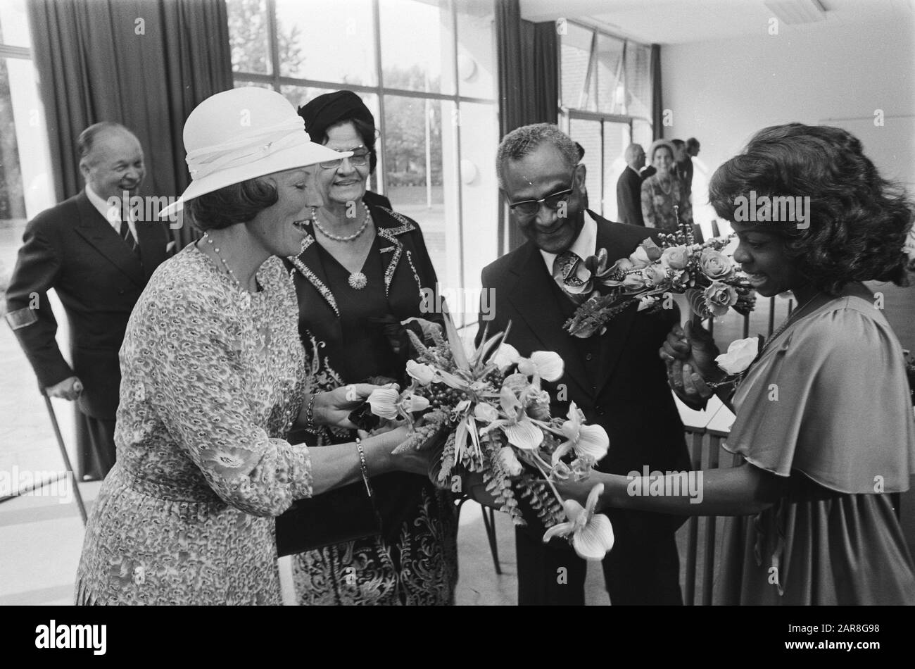 Staatsbesuch Surinamesischer präsident Ferrier und Ehefrau besuchen den Bluttransfusionsdienst in Slotervaart, Beatrix bekommt Blumen von mej. Worrel Datum: 14. September 1977 Ort: Amsterdam, Noord-Holland Schlüsselwörter: Präsidenten, Prinzessinnen, Staatsbesuche, Krankenhäuser persönlicher Name: Beatrix (Prinzessin Niederlande), Ferrier, Johan Stockfoto