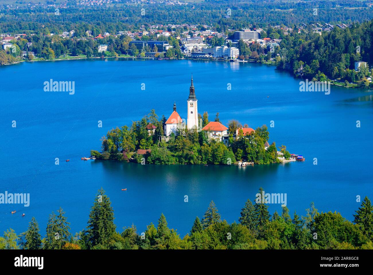 Luftaufnahme von der Insel Bled und dem Bleder See vom Hügel Osojnica, einem beliebten Touristenziel in Slowenien Stockfoto