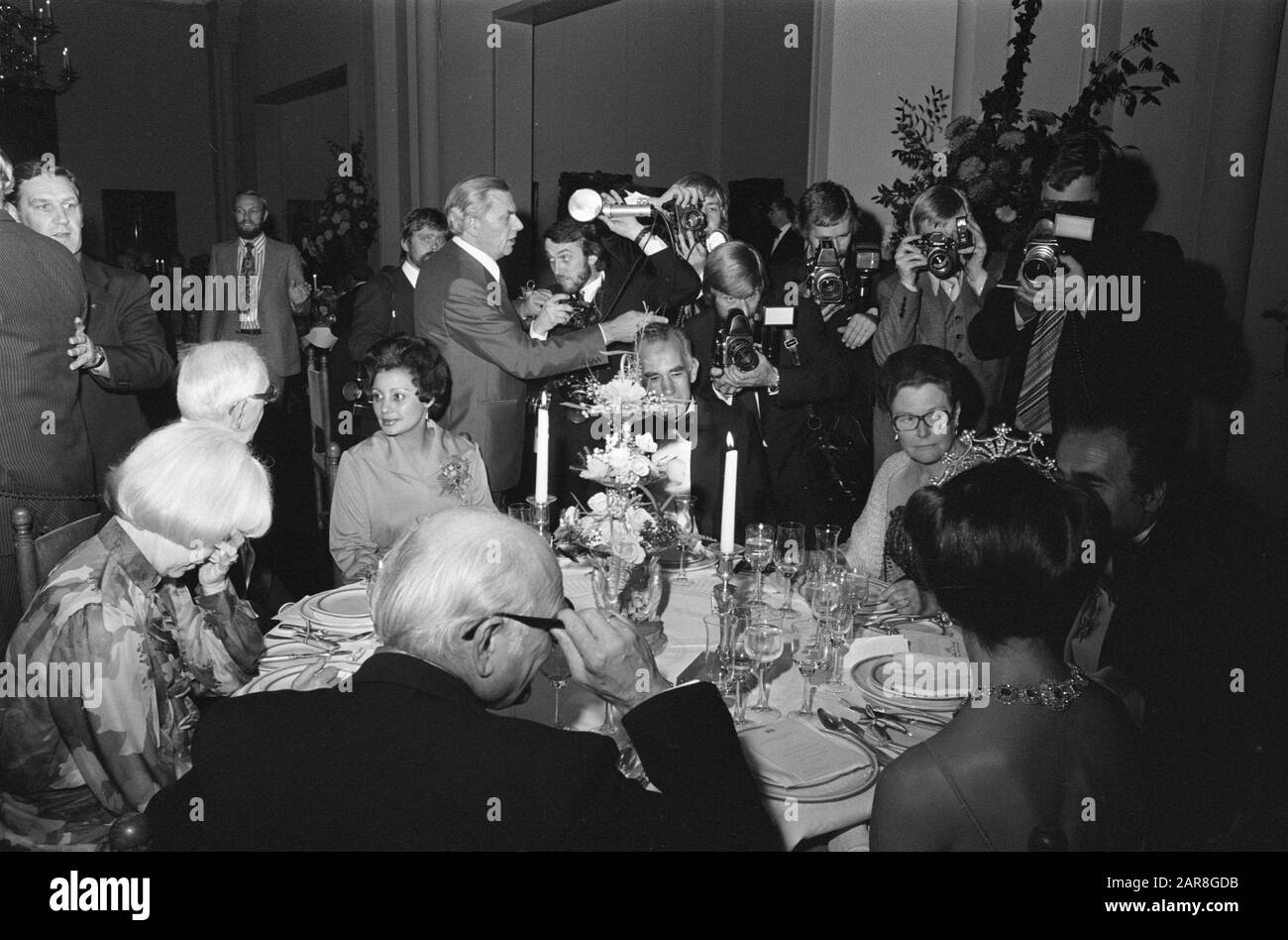 Staatsbesuch Schwedisch Kon. Paar in die Niederlande; Abendessen im Rijksmuseum, angeboten vom Rijksmuseum; den Uyl und Königin Silvia Datum: 26. Oktober 1976 Schlüsselwörter: Angebote, königliche Paare, Staatsbesuche persönlicher Name: Sylvia, Königin von Schweden, Uyl, Joop den Stockfoto