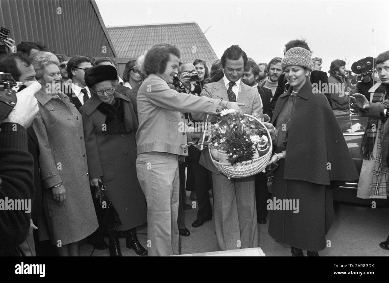 Staatsbesuch Schwedisch Kon. Ein Paar in die Niederlande; Besuch der Rinderfarm Herr Zeistra. Herr Zeistra bietet ein schwedisches Paar Obstkorb Datum: 26. Oktober 1976 Stichwörter: Königliche Paare, Staatsbesuche persönlicher Name: Zeistra Stockfoto
