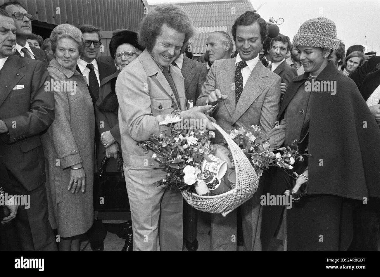 Staatsbesuch Schwedisch Kon. Ein Paar in die Niederlande; Besuch der Rinderfarm Herr Zeistra. Herr Zeistra bietet ein schwedisches Paar Obstkorb Datum: 26. Oktober 1976 Stichwörter: Königliche Paare, Staatsbesuche persönlicher Name: Zeistra Stockfoto