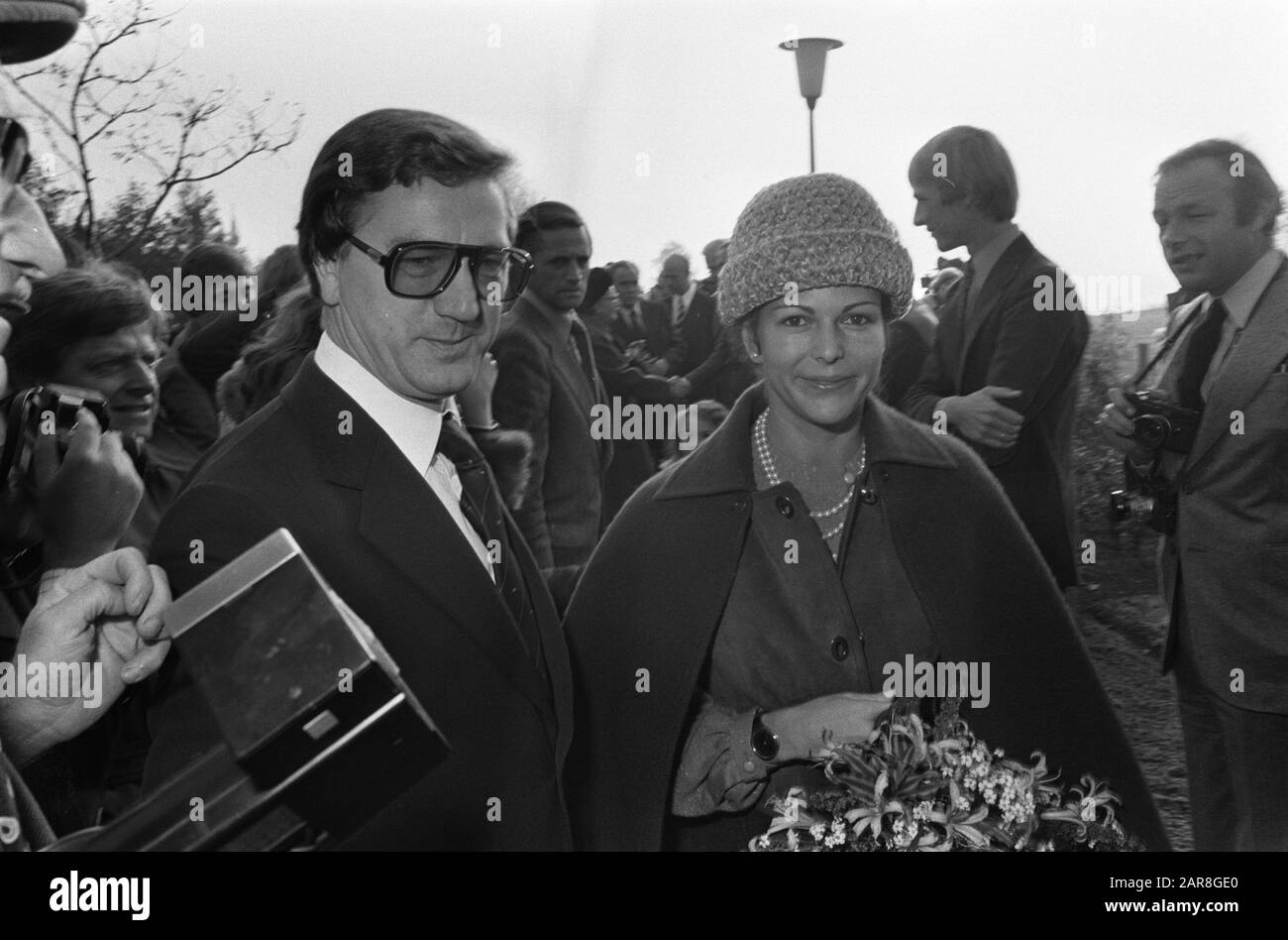Staatsbesuch Schwedisch Kon. Ein Paar in die Niederlande; Besuch der Rinderfarm Herr Zeistra. Führung in Gesellschaft, nein 14: Westerterp und Silvia Datum: 26. Oktober 1976 Stichwörter: Königliche Paare, Touren, Staatsbesuche persönlicher Name: Silvia, Zeitstra Stockfoto