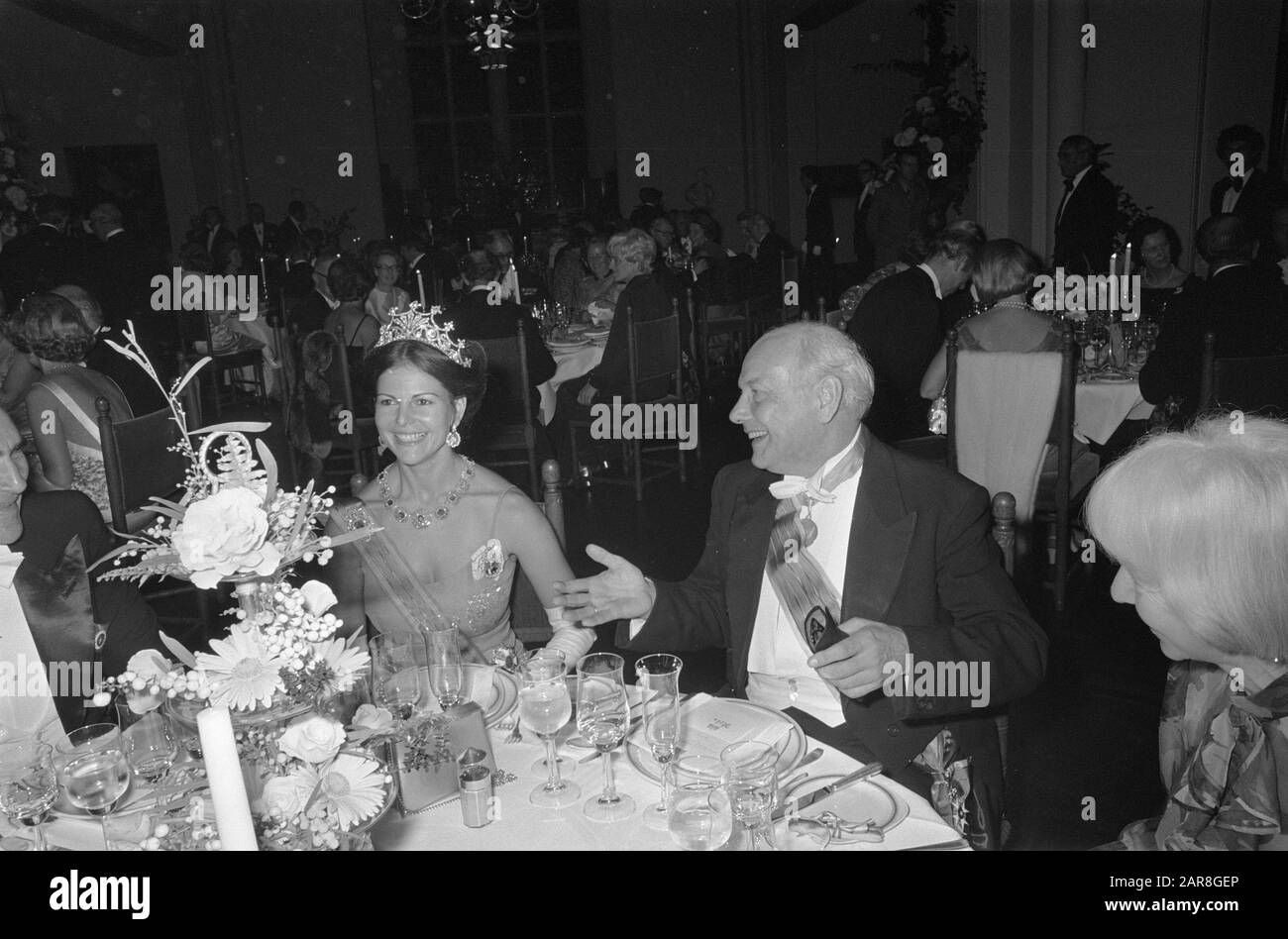 Staatsbesuch Schwedisch Kon. Paar in die Niederlande; Abendessen im Rijksmuseum, angeboten vom Rijksmuseum; den Uyl und Königin Silvia Datum: 26. Oktober 1976 Schlüsselwörter: Angebote, königliche Paare, Staatsbesuche persönlicher Name: Sylvia, Königin von Schweden, Uyl, Joop den Stockfoto