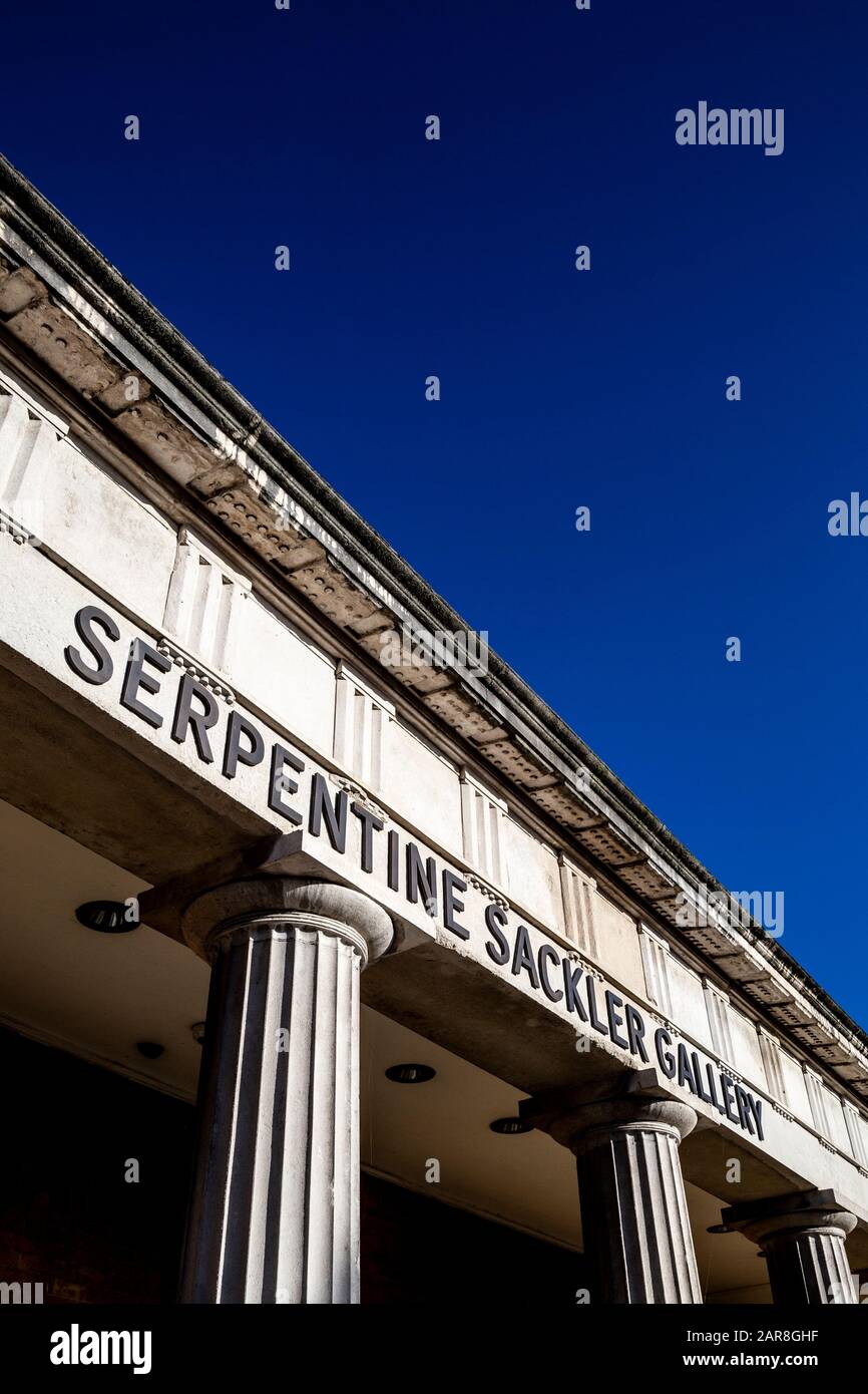 Außenansicht der Serpentine Sackler Gallery im Hyde Park, London, Großbritannien Stockfoto