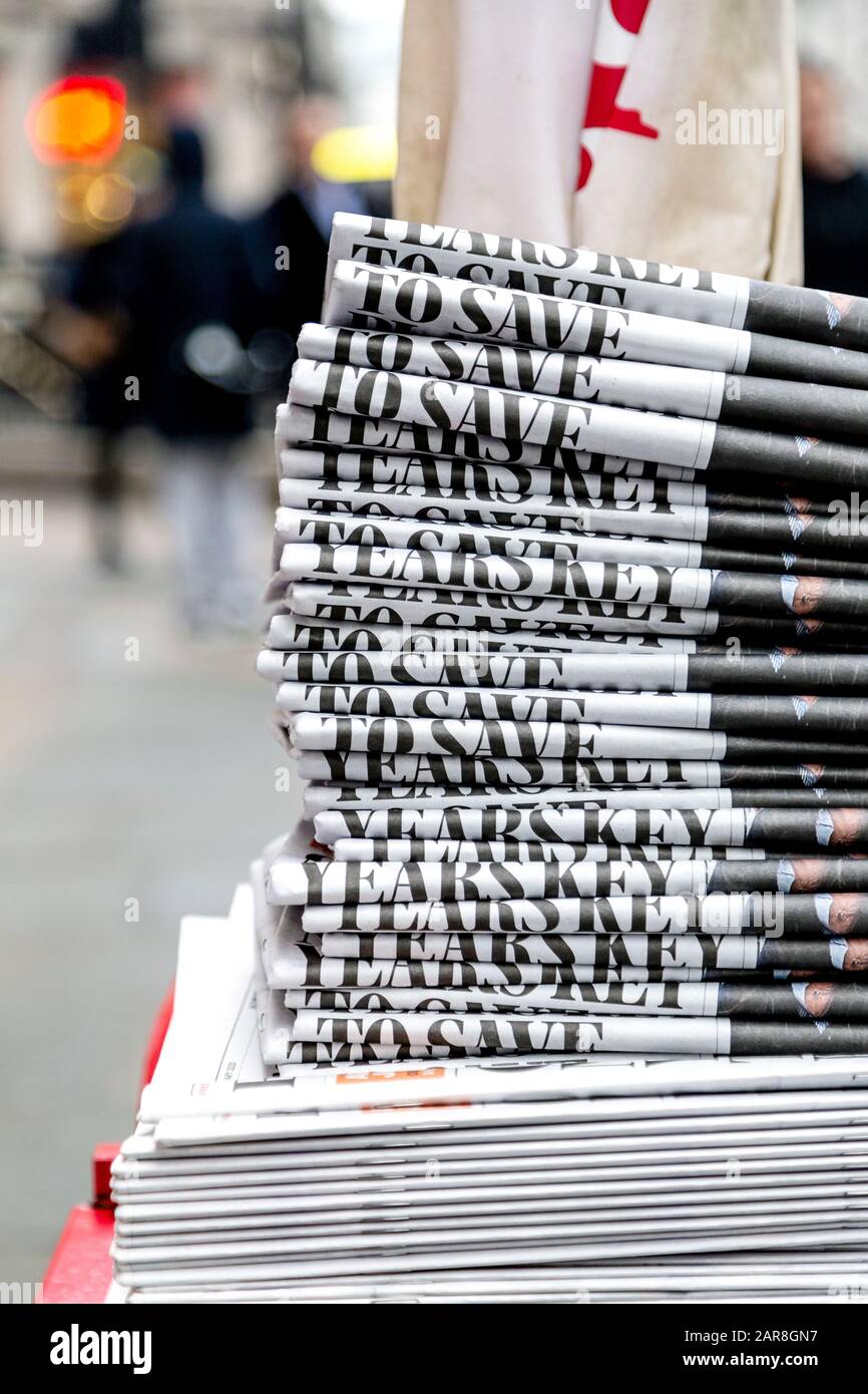 Stapel von Standardzeitungspapeten Am Abend mit der Überschrift "Next Ten Years Key to Save Our Planet" von Prince Charles in London, Großbritannien Stockfoto