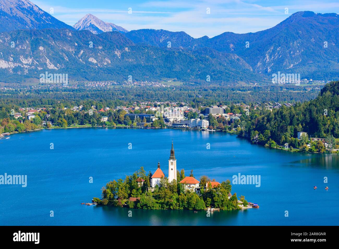 Luftaufnahme von der Insel Bled und dem Bleder See vom Hügel Osojnica, einem beliebten Touristenziel in Slowenien Stockfoto