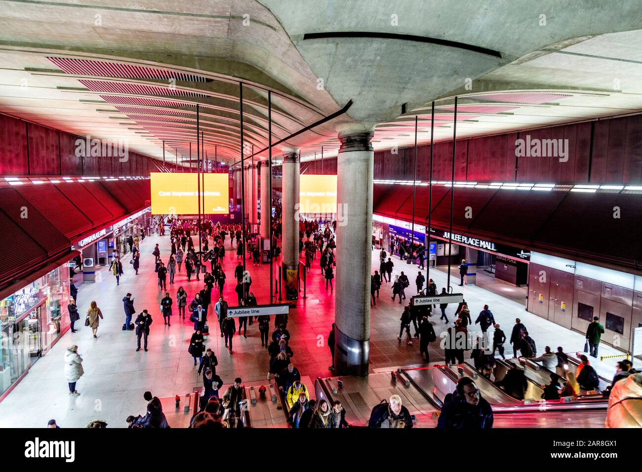 Im Inneren der U-Bahn-Station Canary Wharf, London, Großbritannien Stockfoto