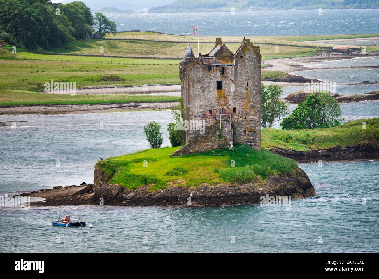 Außenansicht von Castle Stalker, einem befestigten Tower House, das auf einer winzigen Insel vor der Westküste Schottlands, Großbritanniens und Europas sitzt Stockfoto
