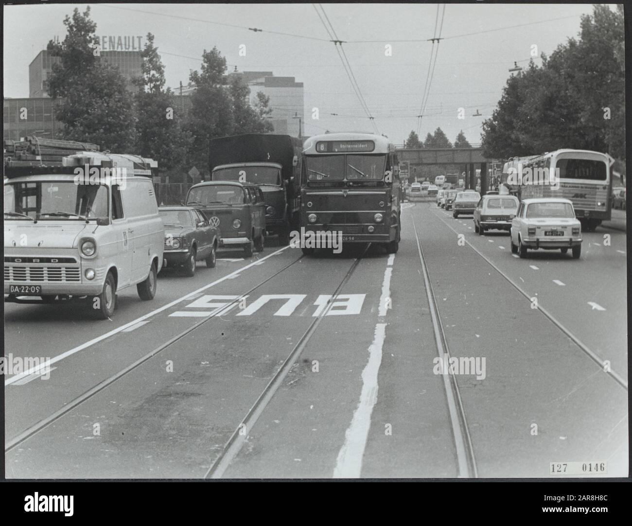 Verkehr, Amsterdam City Amsterdam Amsterdam. Bus und Tramway mr. Treublaan Anmerkung: Auf dem Display ist die Buslinie 8 nach Buitenveldert Datum: 1971 Standort: Amsterdam, Noord-Holland Schlüsselwörter: Autos, Busse, Straßenbahn, Verkehr Stockfoto