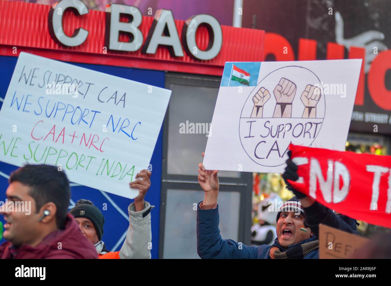 Hunderte versammelten sich am Times Square in New York City, um den 71. Tag der indischen Republik zu feiern und CAA am 26. Januar 2020 zu unterstützen. Stockfoto