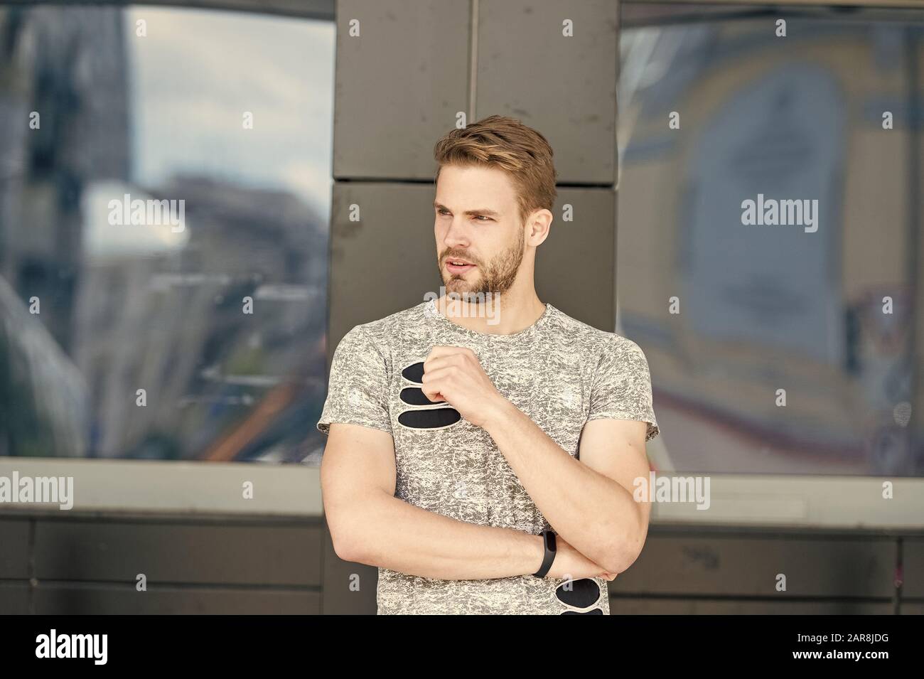 Willensstarke Mann. unrasierten Mann Pflege seiner Haut und Bart. barbershop Konzept. muskulöse Kerl Urban Style. Modernes Leben. Macho Glas Gebäude Hintergrund. männliche Mode Sommer Trends. Zeit für die Erholung. Stockfoto