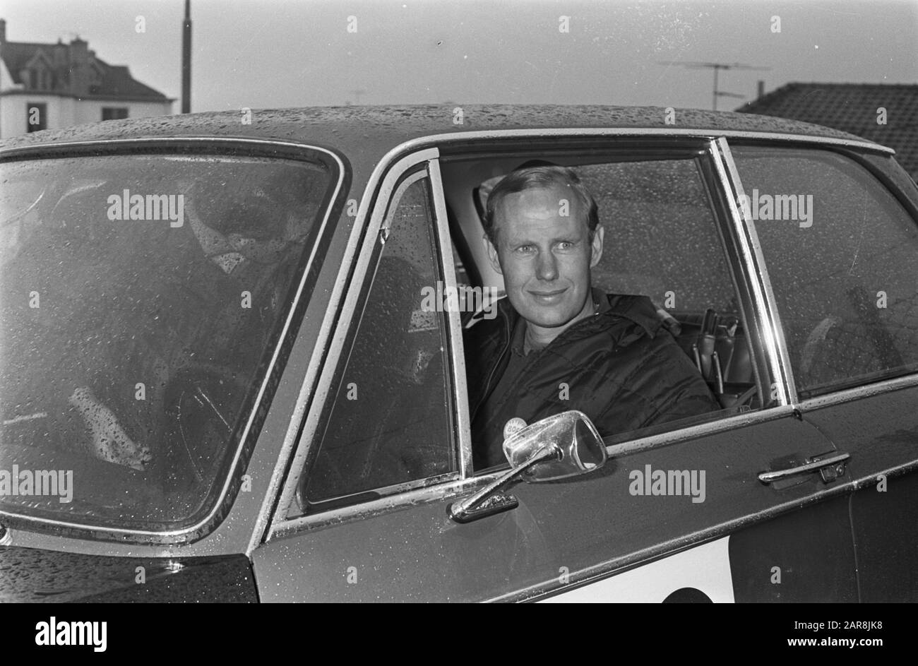 Beginnen Sie Tulpenrallye in Noordwijk. Rob Schlosser in BMW 2002 Datum: 22. april 1968 Standort: Noordwijk Schlüsselwörter: Motorsports, Sport persönlicher Name: Schlosser, Rob Institution Name: Tulpenrally Stockfoto