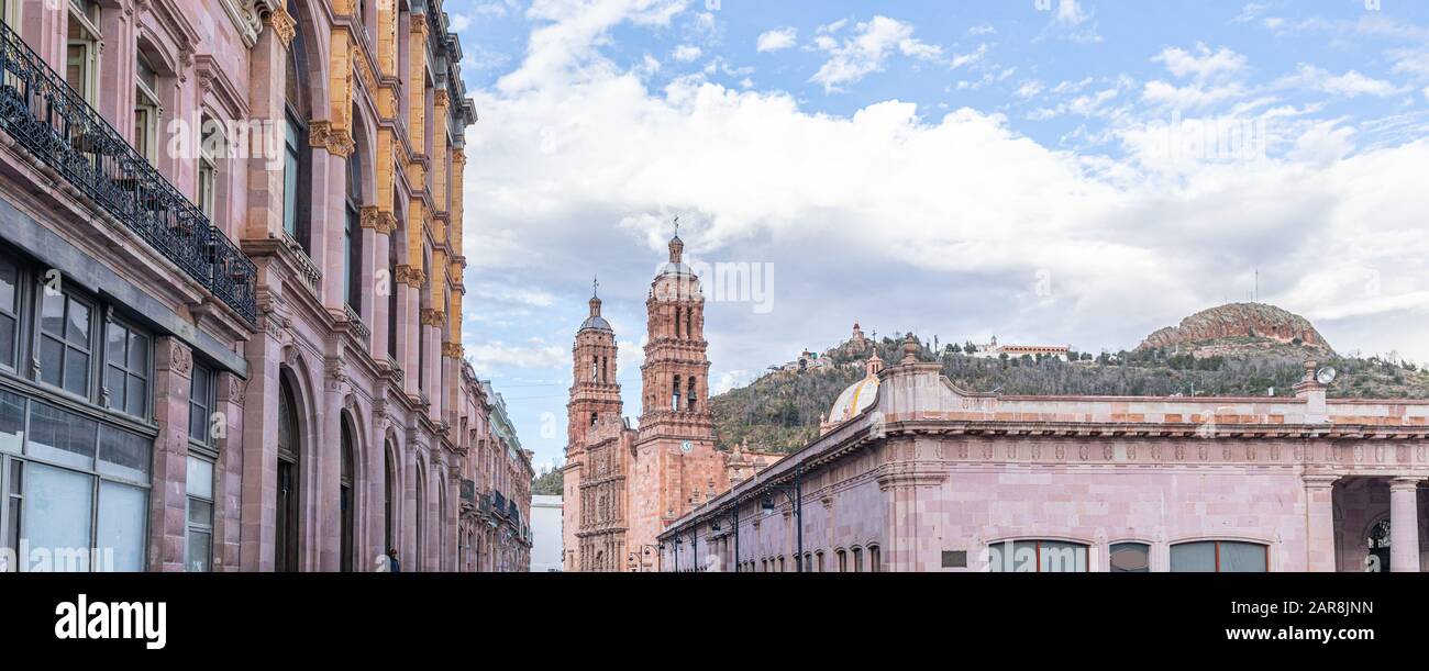 Der Blick auf die Hidalgo Avenue, die Kathedrale von Zacatecas, mit dem Fernando Calderon Theater auf der linken Seite und den Playmohistoria Markt auf der rechten Seite, Stockfoto