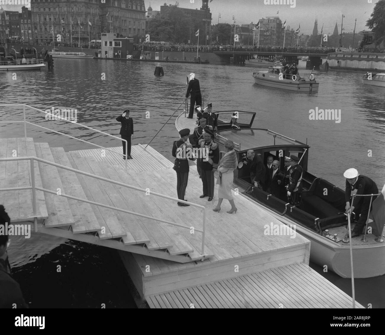 Standortbesuch des Schahs des Iran in den Niederlanden Datum: 20. Mai 1959 Ort: Amsterdam, Iran, Persien Schlüsselwörter: Königshaus, Staatsbesuche persönlicher Name: Reza Pahlevi shah Stockfoto