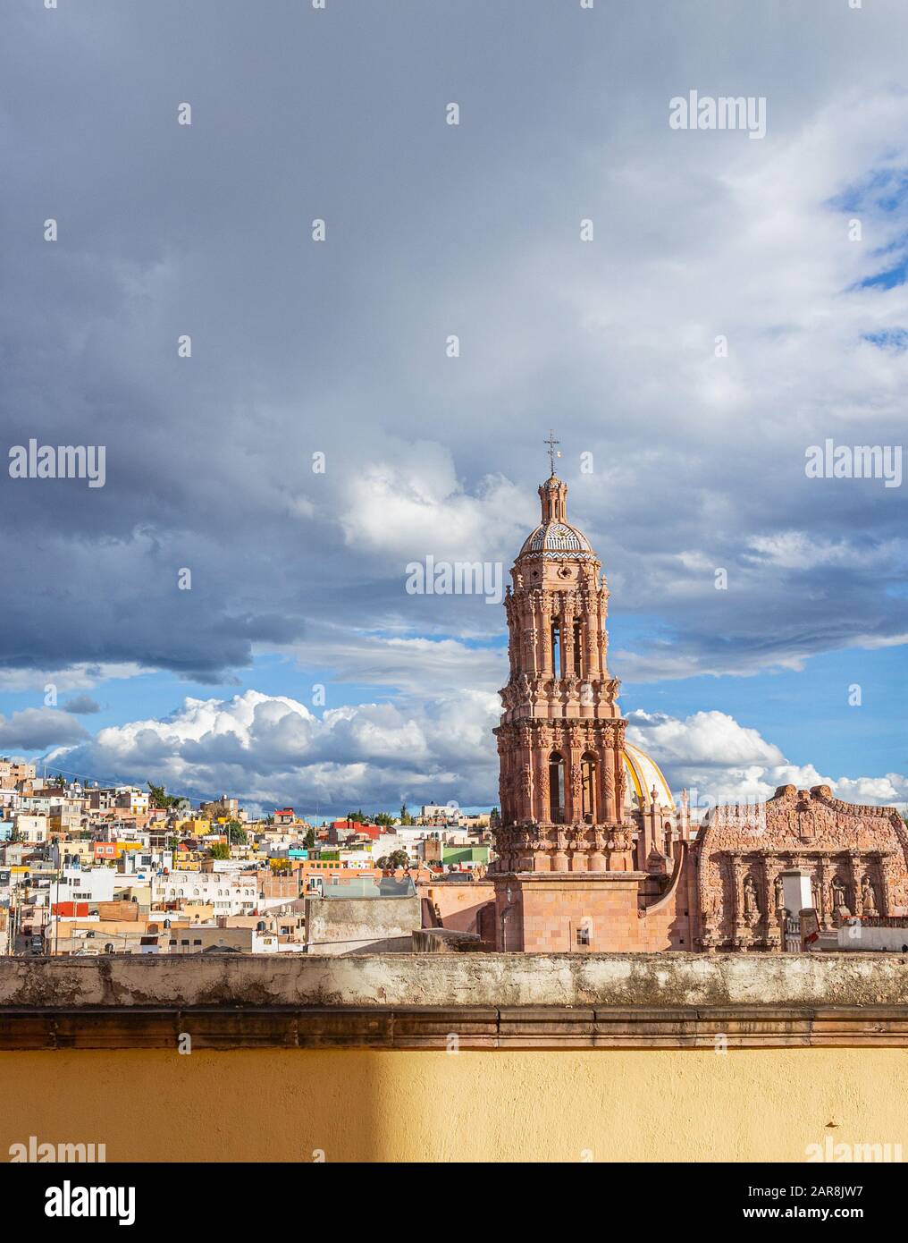 Die Kathedrale von Zacatecas, gegen den bewölkten Himmel und die Stadthügel, in der mexikanischen Stadt Zacatecas, Bundesstaat Zacatecas Stockfoto