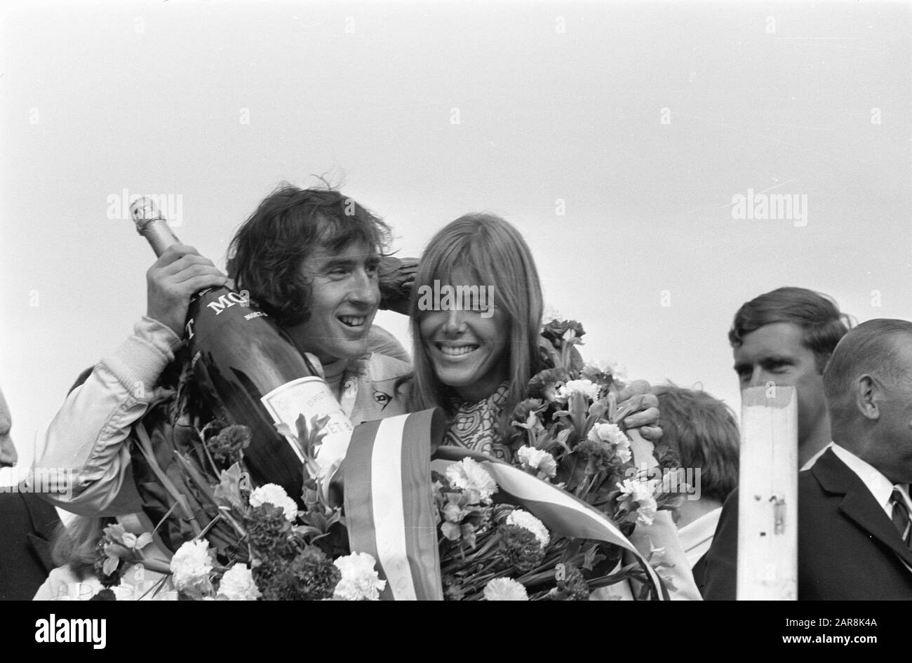 Nederlands: Jackie Stewart en Echtgenote in de krans. Jackie und Helen Stewart feiern den Sieg beim großen Preis von Holland 1969. Von den Tagen an, als die Ehefrauen der Fahrer nicht nur den Blick von der Menge verwunderlich machen mussten...; Stockfoto
