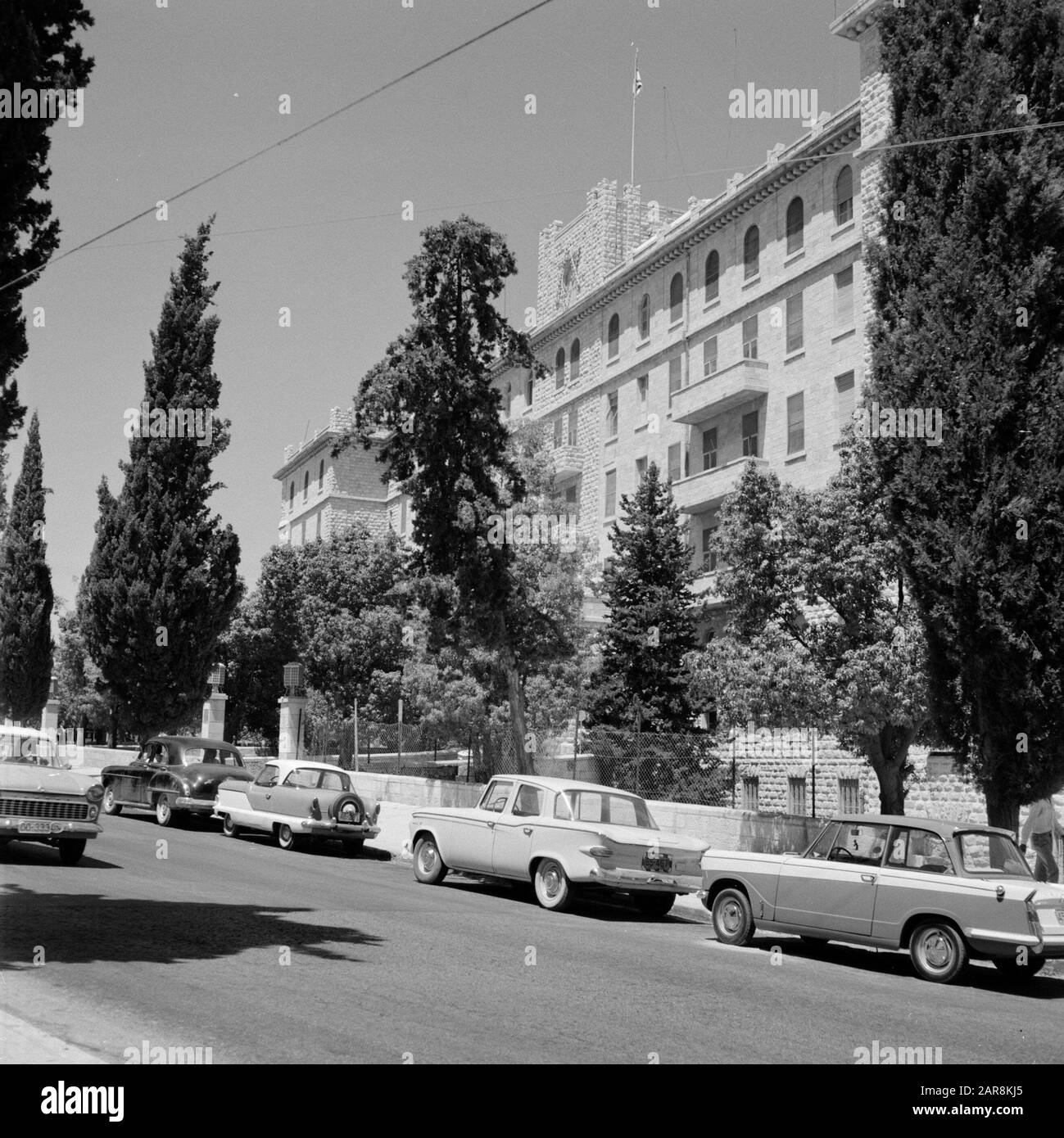 Israel 1964-1965: Jerusalem (Jerusalem), Straßenbilder Straßenstatue mit King David Hotel und Autos vor der King David Street Anmerkung: King David Hotel ist seit 1931 geöffnet und ist anno 2012 eines der prominentesten und prestigeträchtigsten Hotels Israels, das weltweit bekannt ist. Das Hotel wurde von dem reichen ägyptischen Bankier Ezra Mosseri gegründet und besteht aus lokalem Kalksteindatum: 1964 Standort: Israel, Jerusalem, King David Street Schlüsselwörter: Autos, Hotels, Oldtimer, Stadtverkehr, Straßenbilder Stockfoto