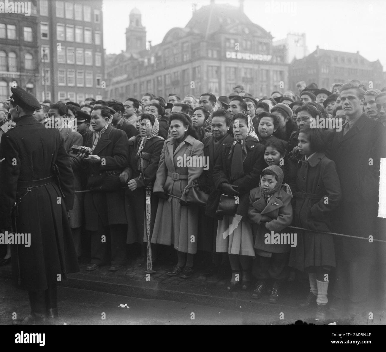 Übertragung der Souveränität an Indonesien im Königspalast am Dam Platz. Indonesier hat großes Interesse am Datum: 27. Dezember 1949 Ort: Amsterdam, Noord-Holland Schlagwörter: Internationale Akkorde, öffentlich Stockfoto