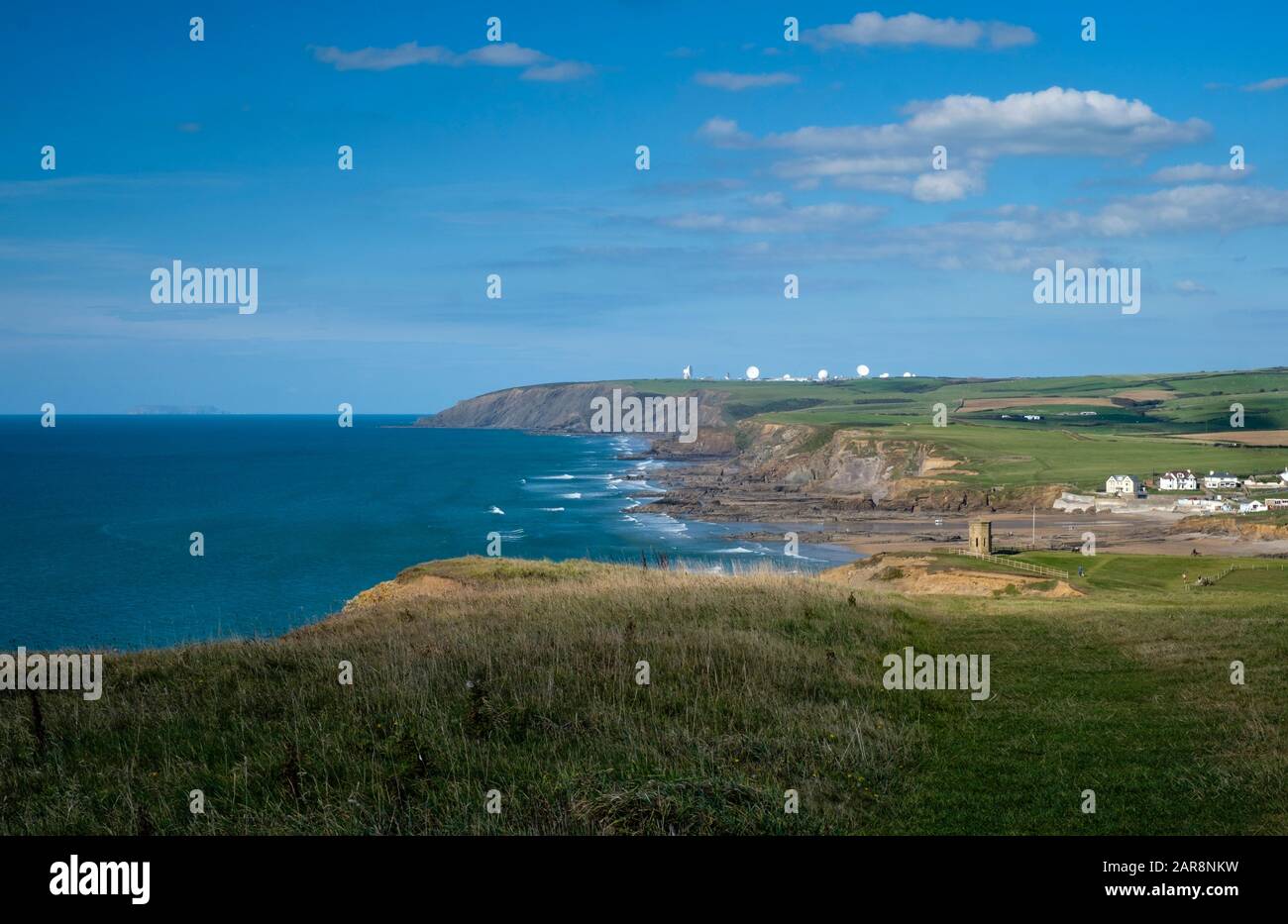 Die zerklüfteten Klippen der Bude Bay mit Storm Tower Torly auf dem South West Coast Path nähern sich mit den GCHQ CSO Morwenstow Satellitenschüsseln nach Bude Stockfoto