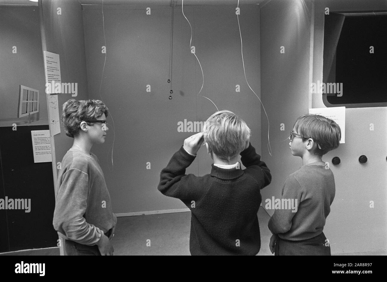 Ausstellung EIN Aussichtshaus in Amsterdam in Artis. Wenn man ein Auge schließt, sieht man neugierige Effekte Datum: 13. Juni 1968 Schlagwörter: Ausstellungen Institutionenname: Artis Stockfoto