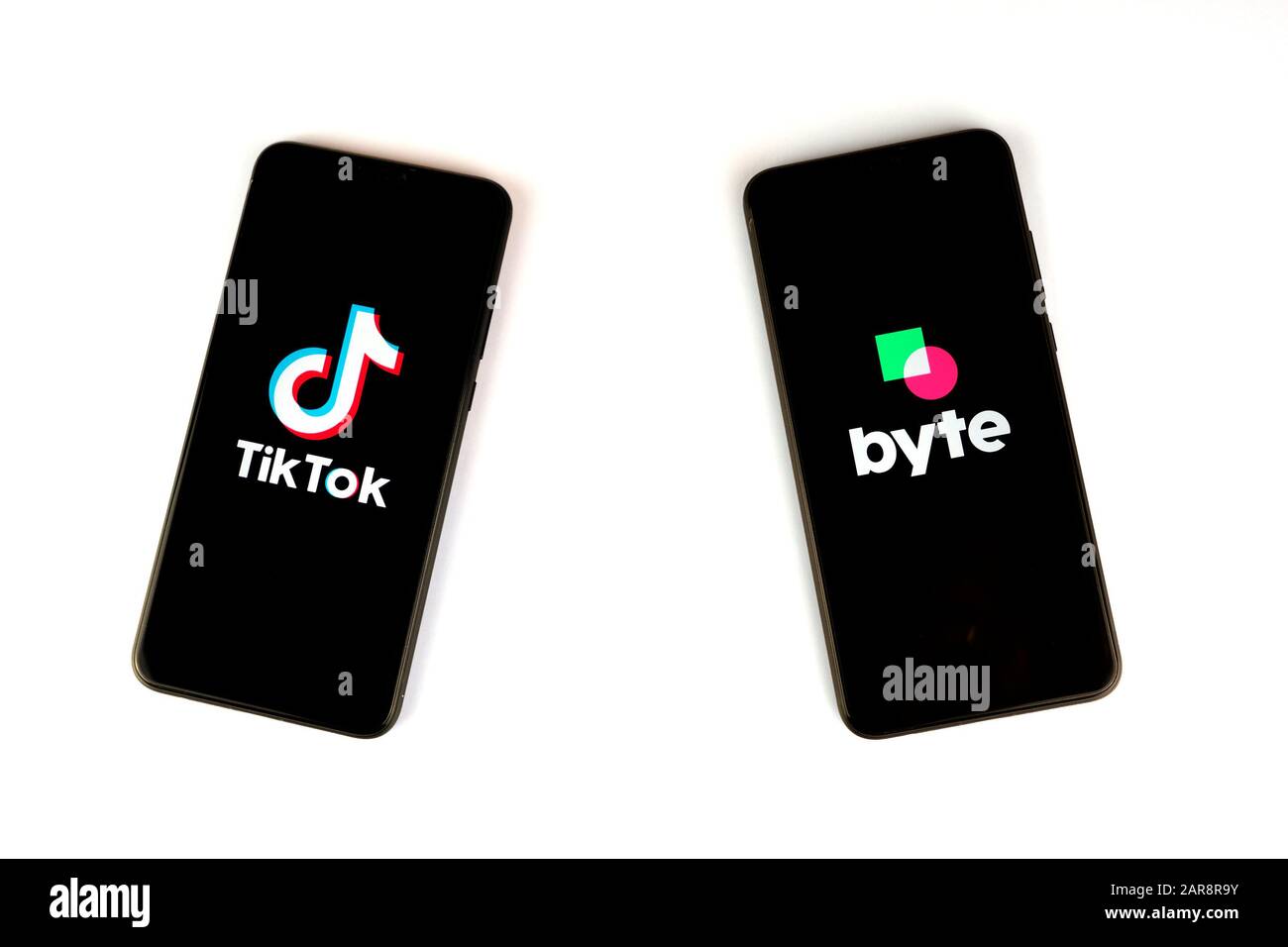 Byte-App- und Tiktok-App-Logos auf den Smartphones isoliert auf weiß. Stockfoto