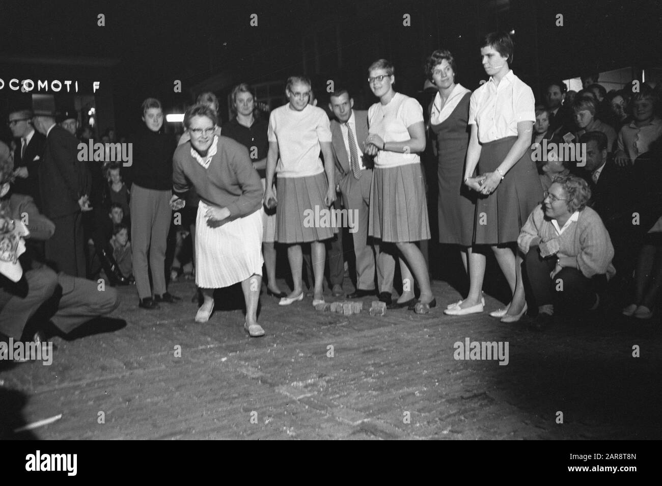 Zehn Top-Schwimmer, die zu einem Wettbewerb eingeladen wurden, werfen in Purmerend Datum: 13. September 1962 Ort: Purmerend Schlagwörter: Steinwurf, Top-Schwimmer, Wettbewerbe Stockfoto