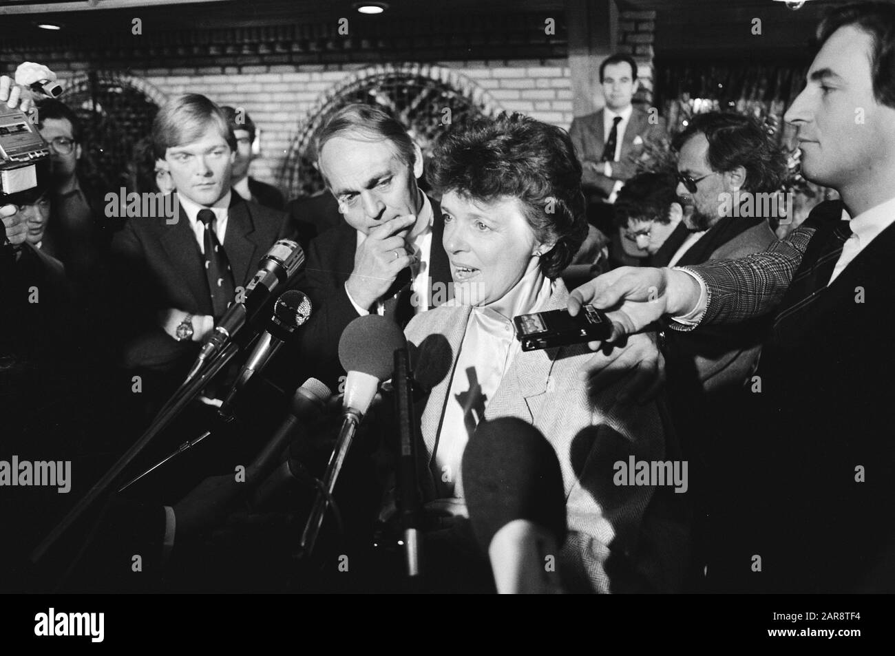 Frau Van der Valk nach ihrer Freilassung Während ihrer Presseerklärung am 18. Dezember 1982 in Nuland zurückentführt Ort: Noord-brabant, Nuland Schlüsselwörter: Entführungen, Pressekonferenzen Personenname: Valk, Gerrit van der, Valk, Toos van der Stockfoto