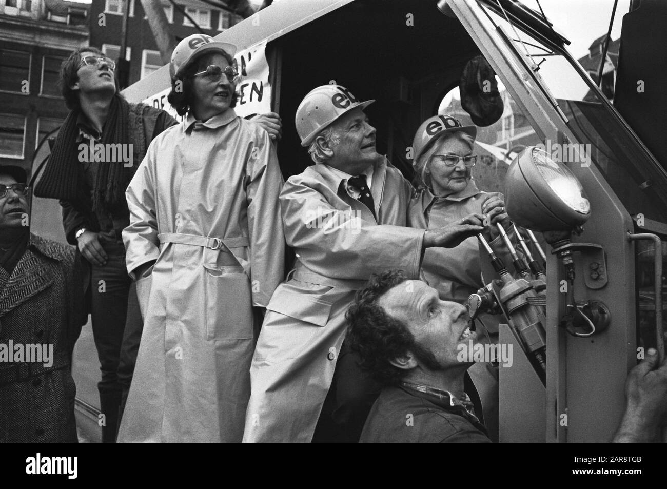 Premier den Uyl schlägt den ersten Pol beim Bau des alten- und Pflegeheims De Bogt in der Polanenstraat in der Spaarndammerbuurt in Amsterdam Während der Pfahlschlappe; v. l.n.r Frau den Uyl, den Uyl, Frau Volkers Datum: 2. März 1977 Ort: Amsterdam, Noord-Holland Schlüsselwörter: Minister-Präsidenten, ältere Person: Uyl, Joop den, Uyl, Liesbeth den Stockfoto