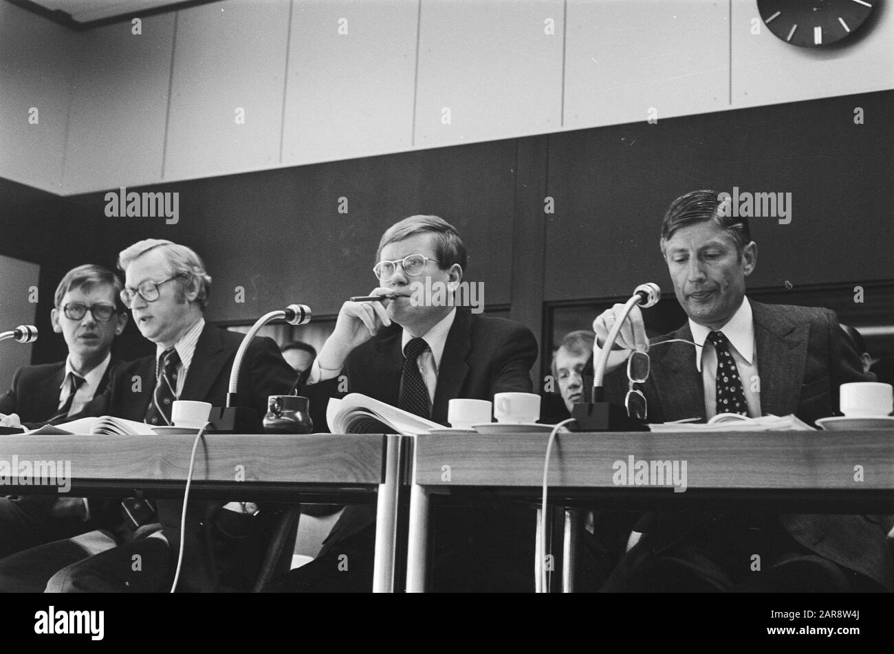 Erklärung zur Sparpolitik der Regierung; vom linken Minister Andriessen, Minister Wiegel und Premierminister Van Agt Datum: 30. Juni 1978 Stichworte: Minister, politische Person: AGT, Dries van, Andriessen, Koos, Wiegel, Hans Stockfoto