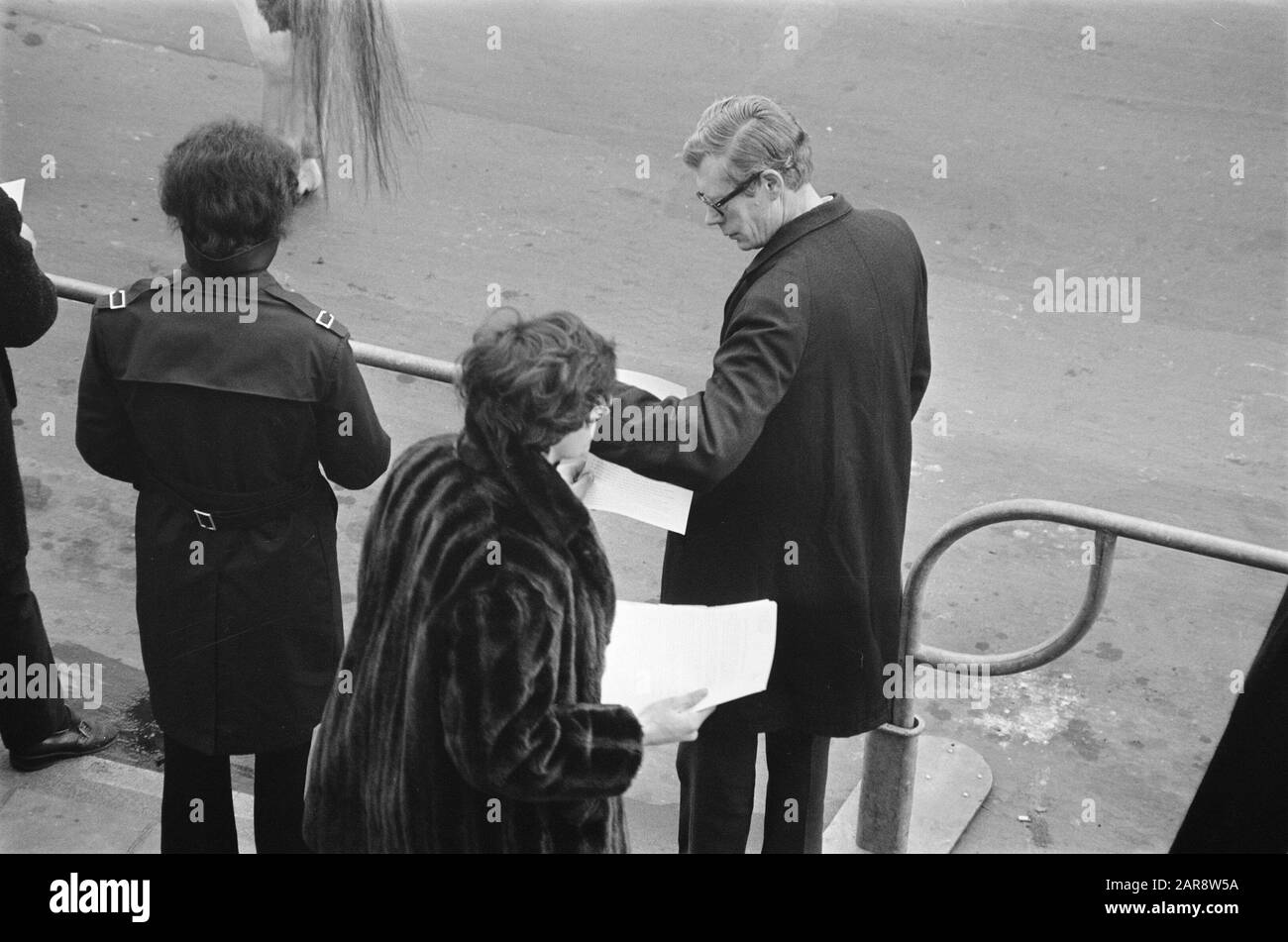 Staatsbesuch von Bundespräsident Heinemann von Westdeutschland vor den niederländischen Zuschauern auf der Route Datum: 24. November 1969 Ort: Amsterdam, Noord-Holland Schlüsselwörter: Staatsbesuche Stockfoto