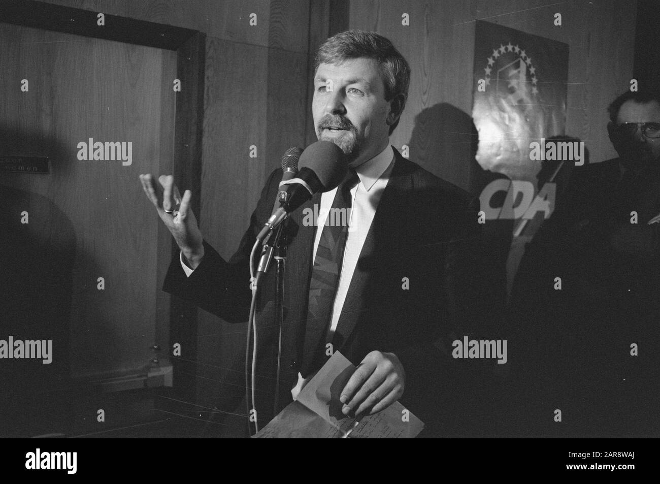 Rede des CDA-Parteirats Koffeman (christliche Polizeivereinigung) Datum: 12. November 1988 Ort: EDE, Gelderland Schlüsselwörter: Konferenzen, Politik, politische Parteien, Reden persönlicher Name: Koffeman, Gert Stockfoto