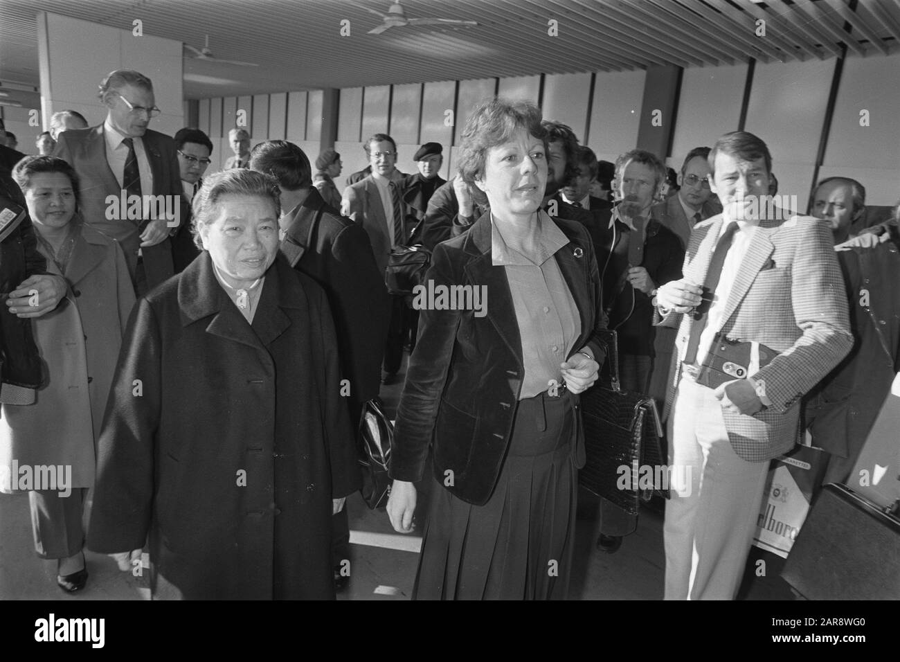 Die Erlaubnis der niederländischen Regierung, U-Boote nach Taiwan zu liefern, führte zu einer vorzeitigen Abreise der chinesischen Handelsdelegation. Staatssekretärin Neelie Smit-Kroes und Delegationsleiterin Guo Jian Annotation: Right Max Bruijns, Reporter von Tros-aktua Datum: 1. Dezember 1980 Ort: Noord-Holland, Schiphol Schlüsselwörter: Handel, Staatssekretäre persönlicher Name: Smit-Kroes, Neelie Stockfoto
