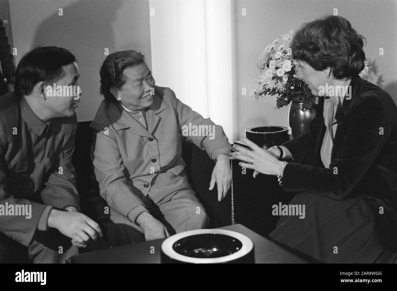 Die Erlaubnis der niederländischen Regierung, U-Boote nach Taiwan zu liefern, führte zu einer vorzeitigen Abreise der chinesischen Handelsdelegation. Staatssekretärin Neelie Smit-Kroes und Delegationsleiterin Guo Jian Datum: 1. Dezember 1980 Standort: Noord-Holland, Schiphol Schlüsselwörter: Handel, Staatssekretäre Personenname: Smit-Kroes, Neelie Stockfoto