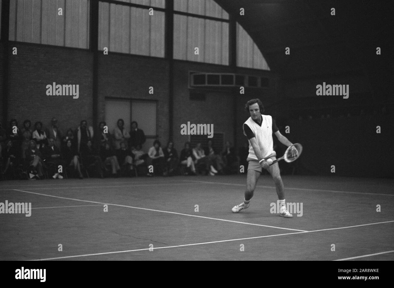 Tom Okker zeigt in Gold Star in Amsterdam Tom Okker in Aktion Datum: 23. april 1974 Ort: Amsterdam, Noord-Holland Schlüsselwörter: Demonstrationen, Tennispersonname: Okker, Tom Stockfoto