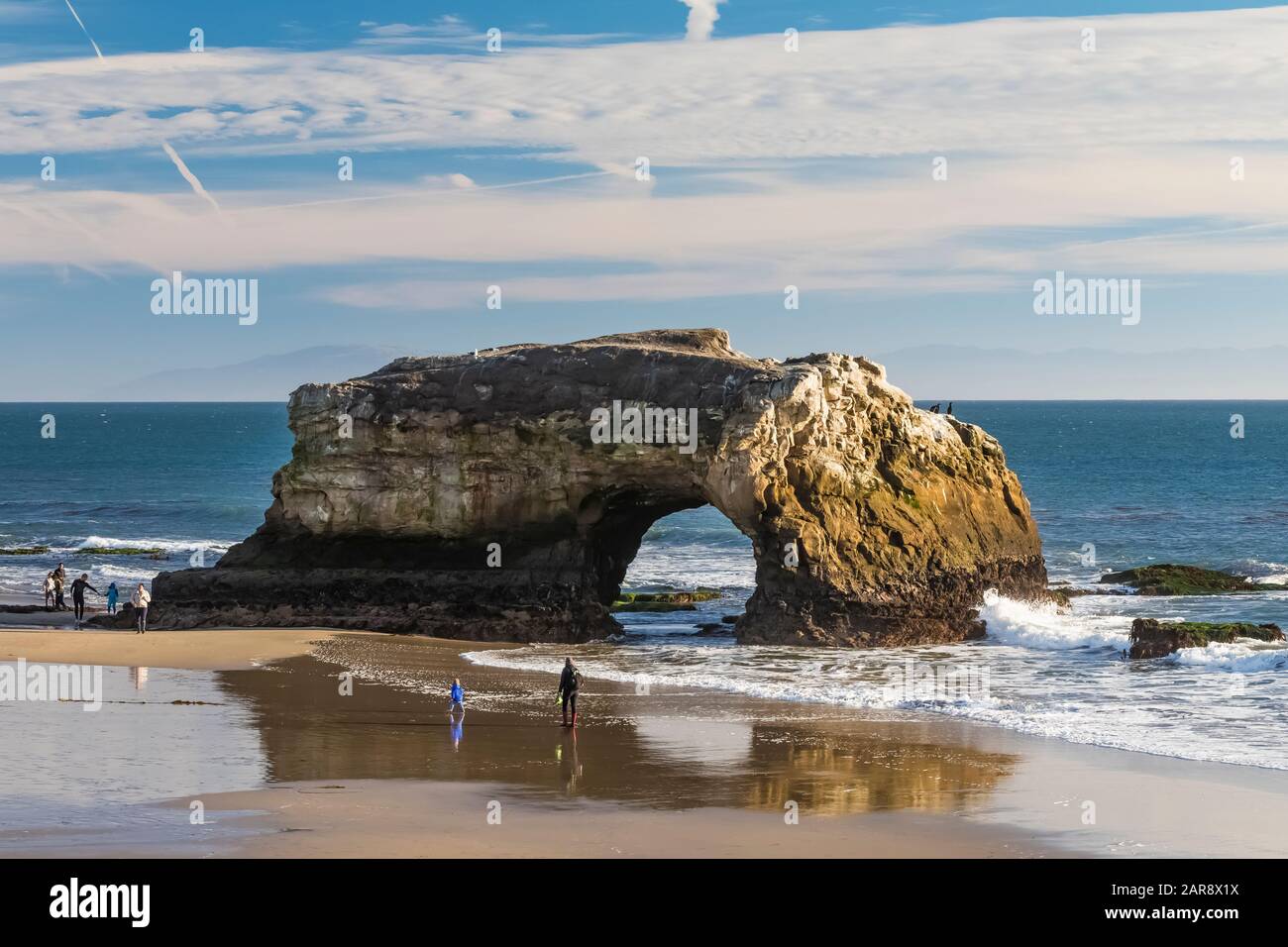 Natural Bridge, aus Mudstone und von Wellen geschnitzt, am Natural Bridges State Beach, Santa Cruz, Kalifornien, USA [keine Modellversionen; verfügbar für ed Stockfoto