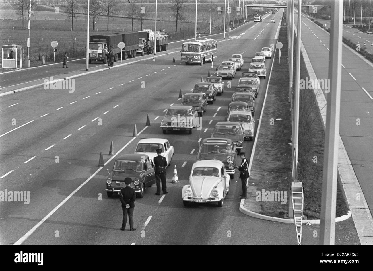 Der Touristenstroom beginnt. Bush an der Grenze nach Berg Datum: 11. April 1968 Stichwörter: Grenzposten, Touristen Stockfoto