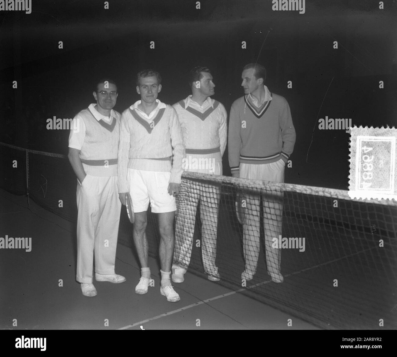 Jaroslav Drobny, Rob van Meegeren, Huib Wilton und Bernard Destremau am Marlot Tennisdatum: 16. Dezember 1951 Ort: Den Haag, South Holland Schlüsselwörter: Sport, Tennisname: Destremau, Bernard, Drobny, Jaroslav, Meegeren, Rob van, Wilton, Huib Stockfoto