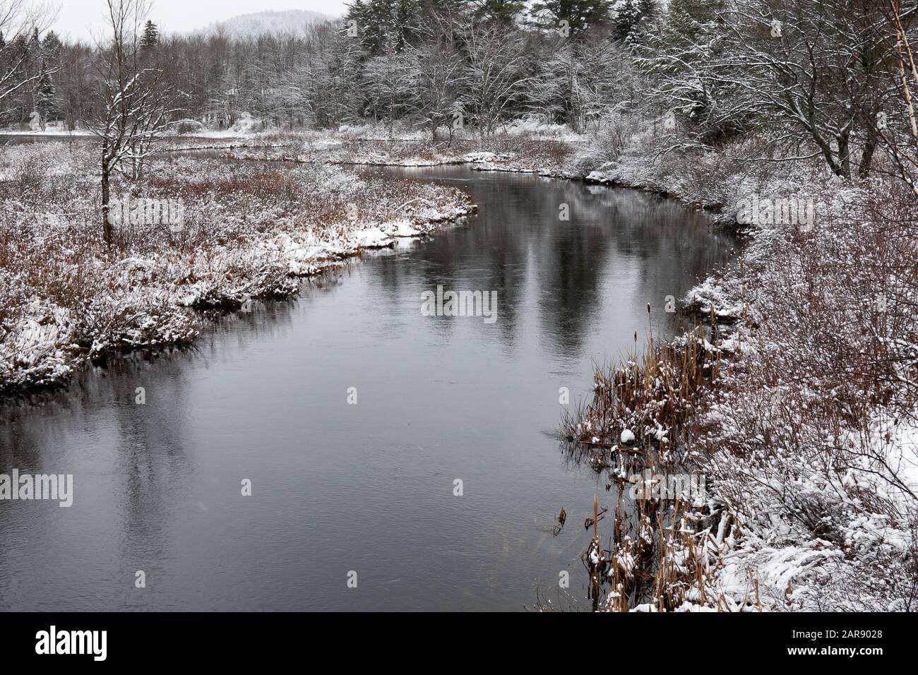 Eine verschneite Winterszene des Sacandaga River in der Nähe Von Speculator, NY USA in den Adirondack Mountains. Stockfoto