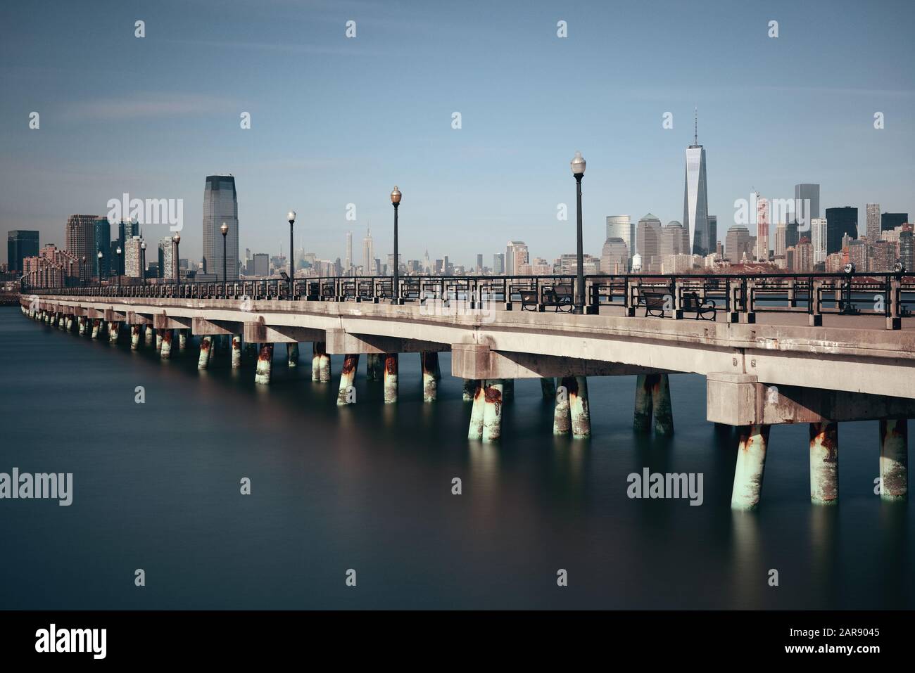 Manhattan Skyline der Innenstadt und Brücke mit Wolkenkratzern in New York City. Stockfoto