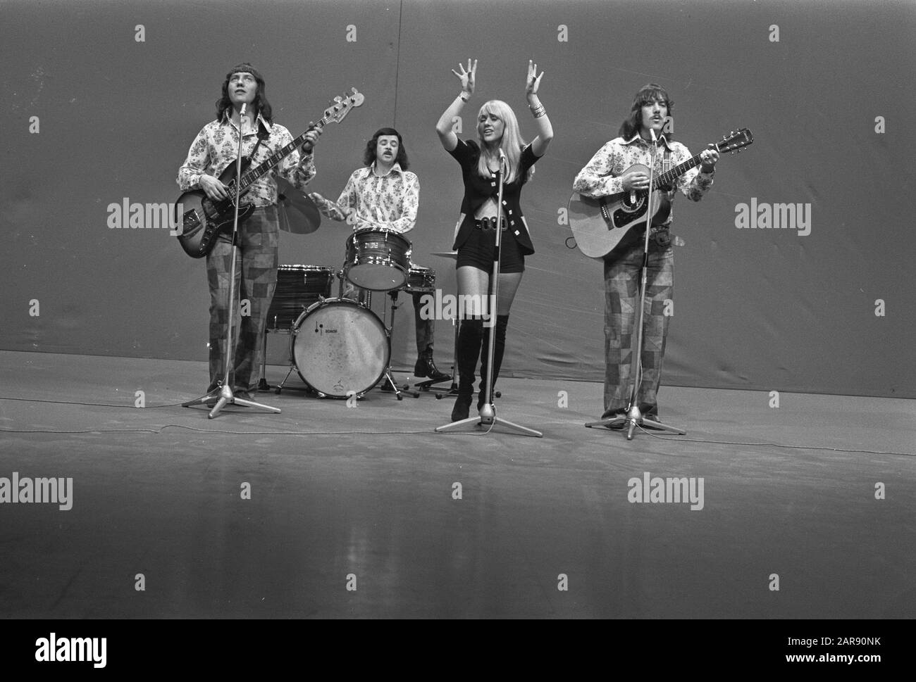 Beatgroep Middle of the Road in der TV-Show Toppop. Sally Carr (Sängerin), Ian McCredie (Gitarre), Neil Henderson (Gitarre) und Ken Andrew (Schlagzeug). Stockfoto