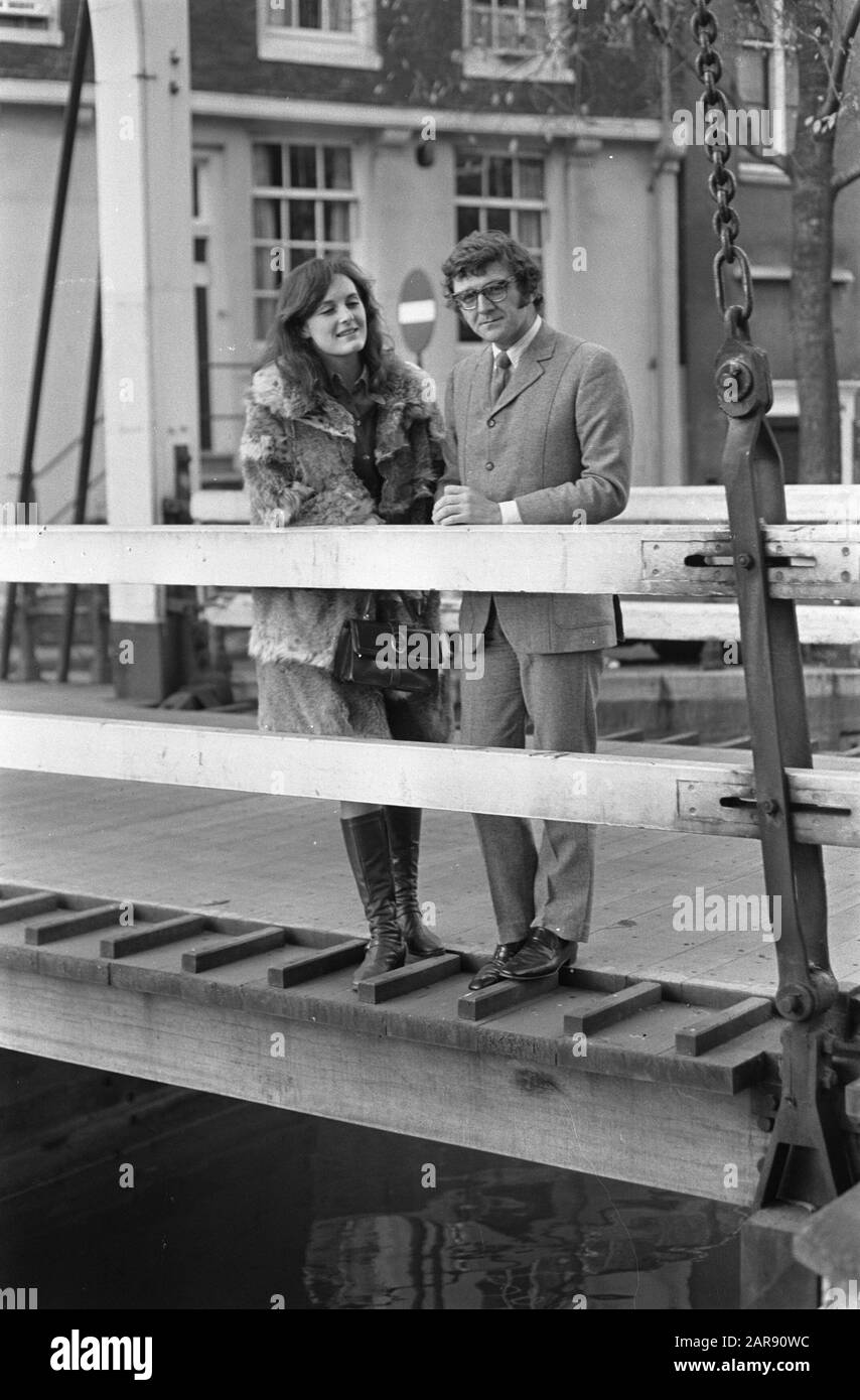 TV-Regisseur Kevin Billington und Frau Lady Rachel im Stadtzentrum von Amsterdam (Film Interlude) Datum: 12. November 1968 Ort: Amsterdam, Noord-Holland Schlagwörter: Ehepartner usw. Filmregisseure Stockfoto